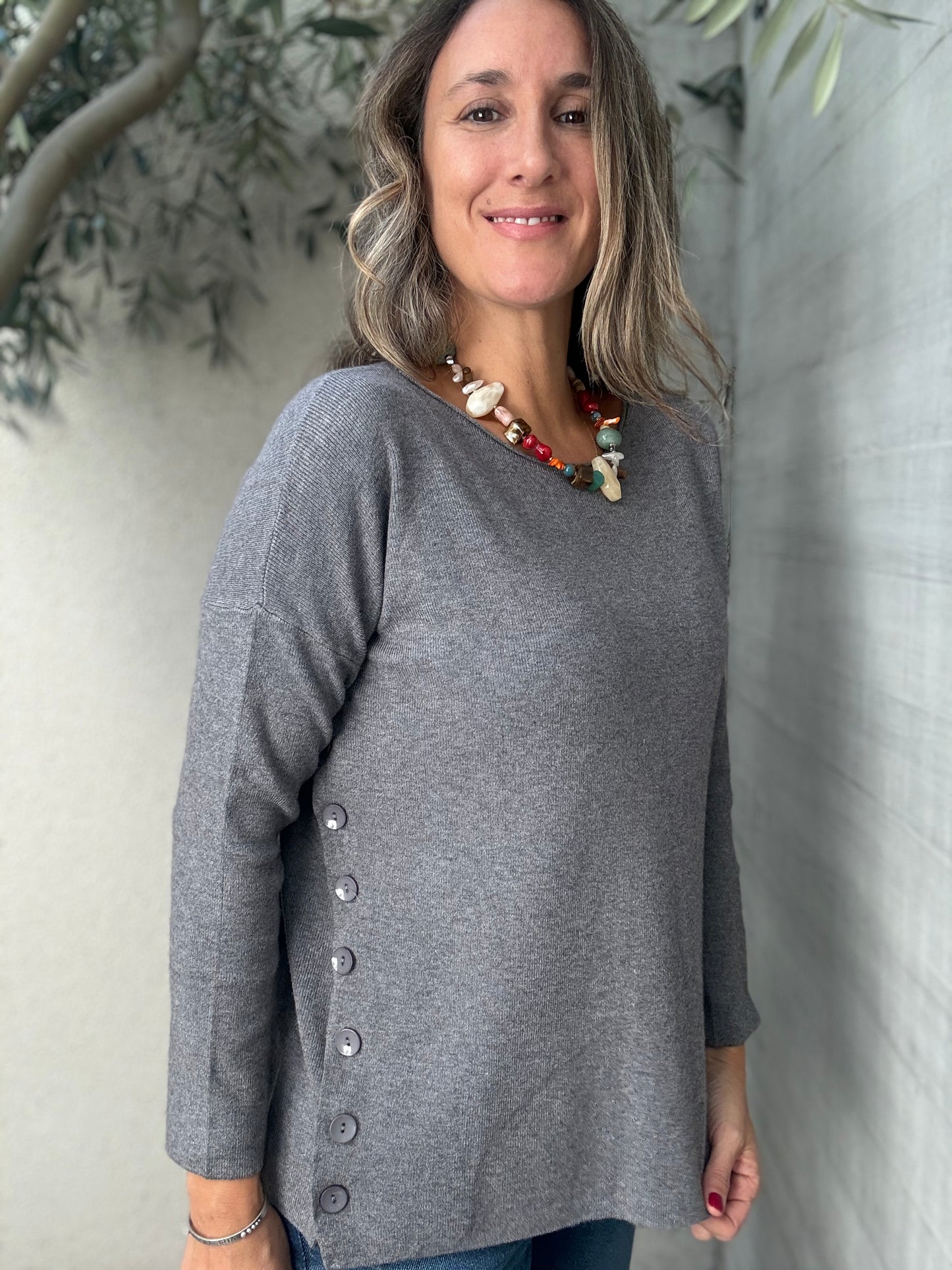 Sweater básico botones gris