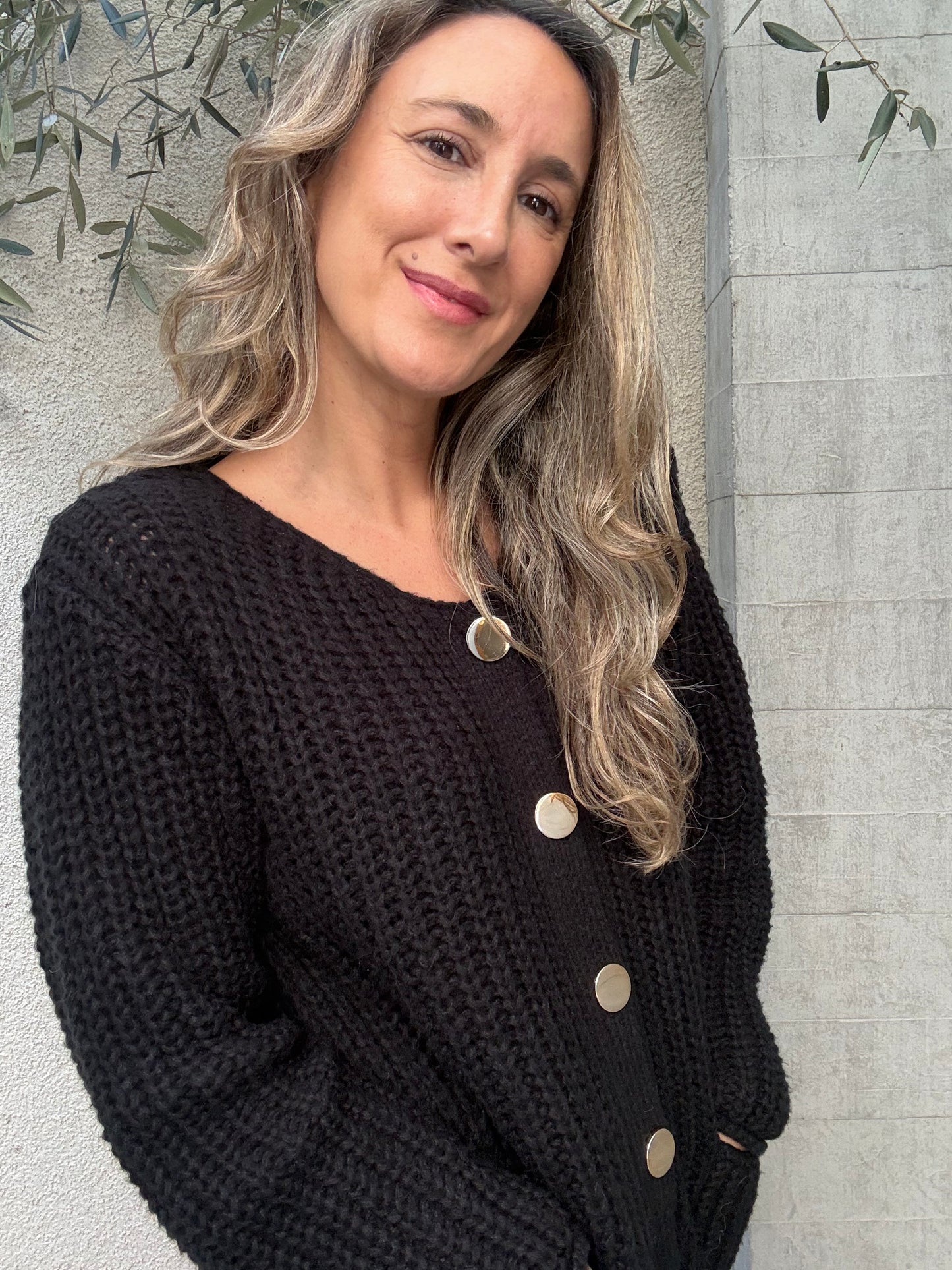 Sweater negro botón dorado
