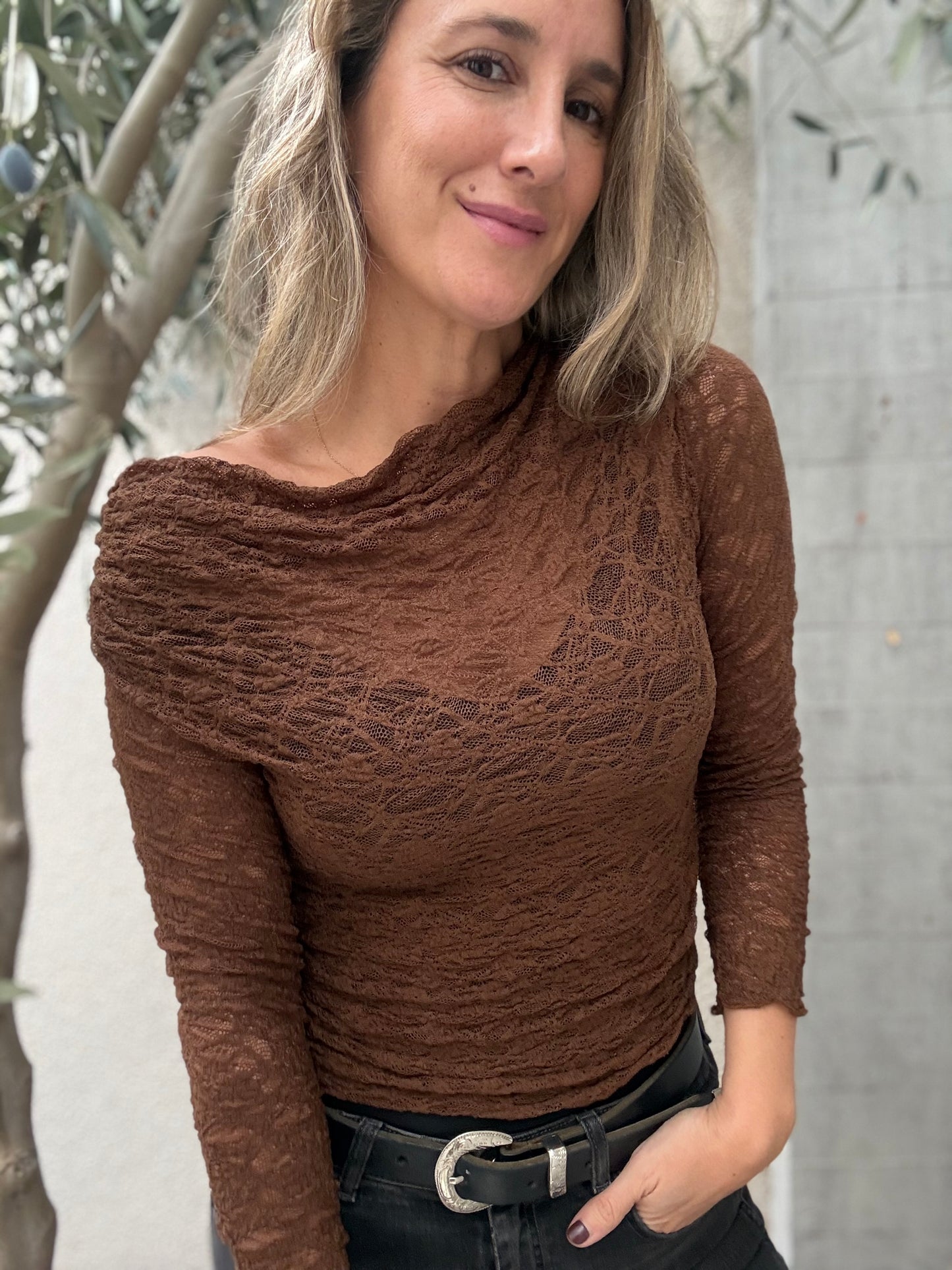 Polera encaje hombre café