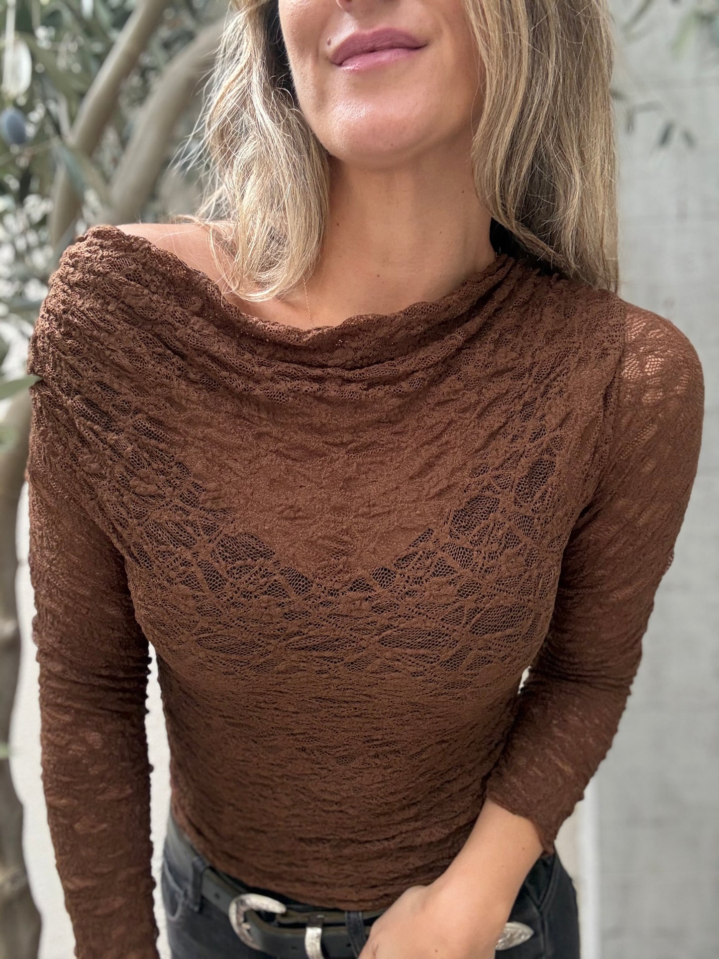 Polera encaje hombre café