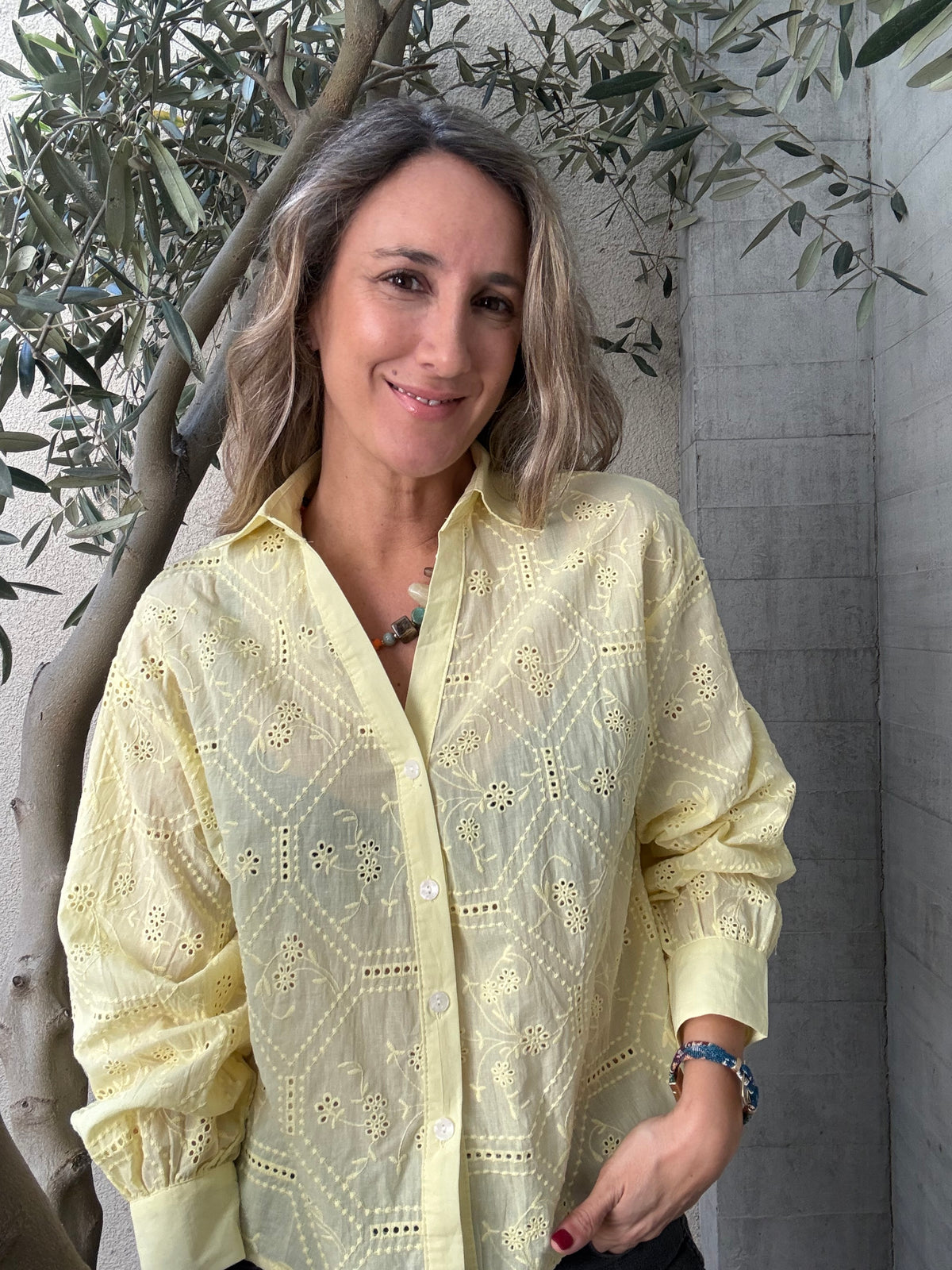 Blusa simple broderie amarilla