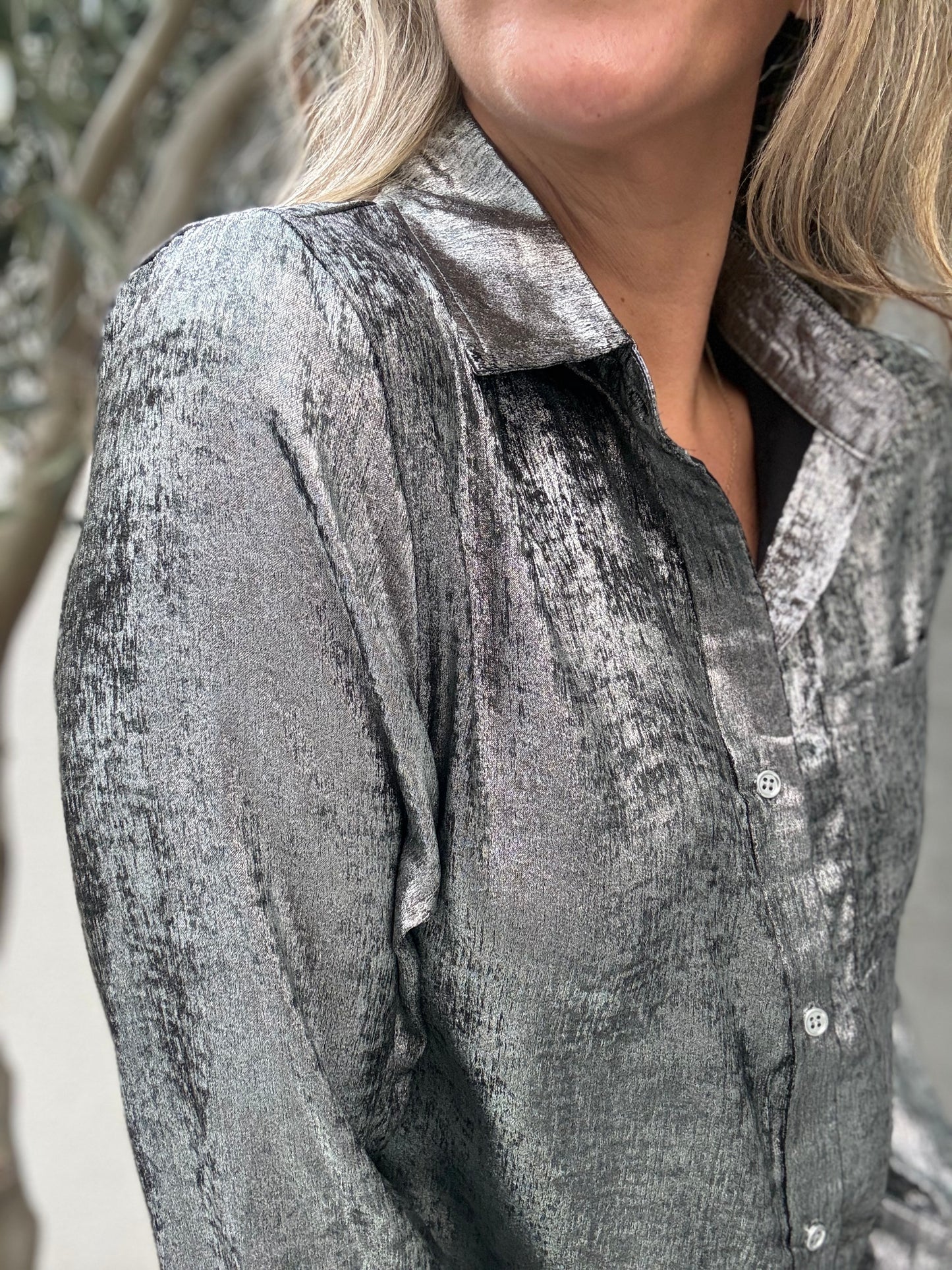 Blusa metalizada plateada