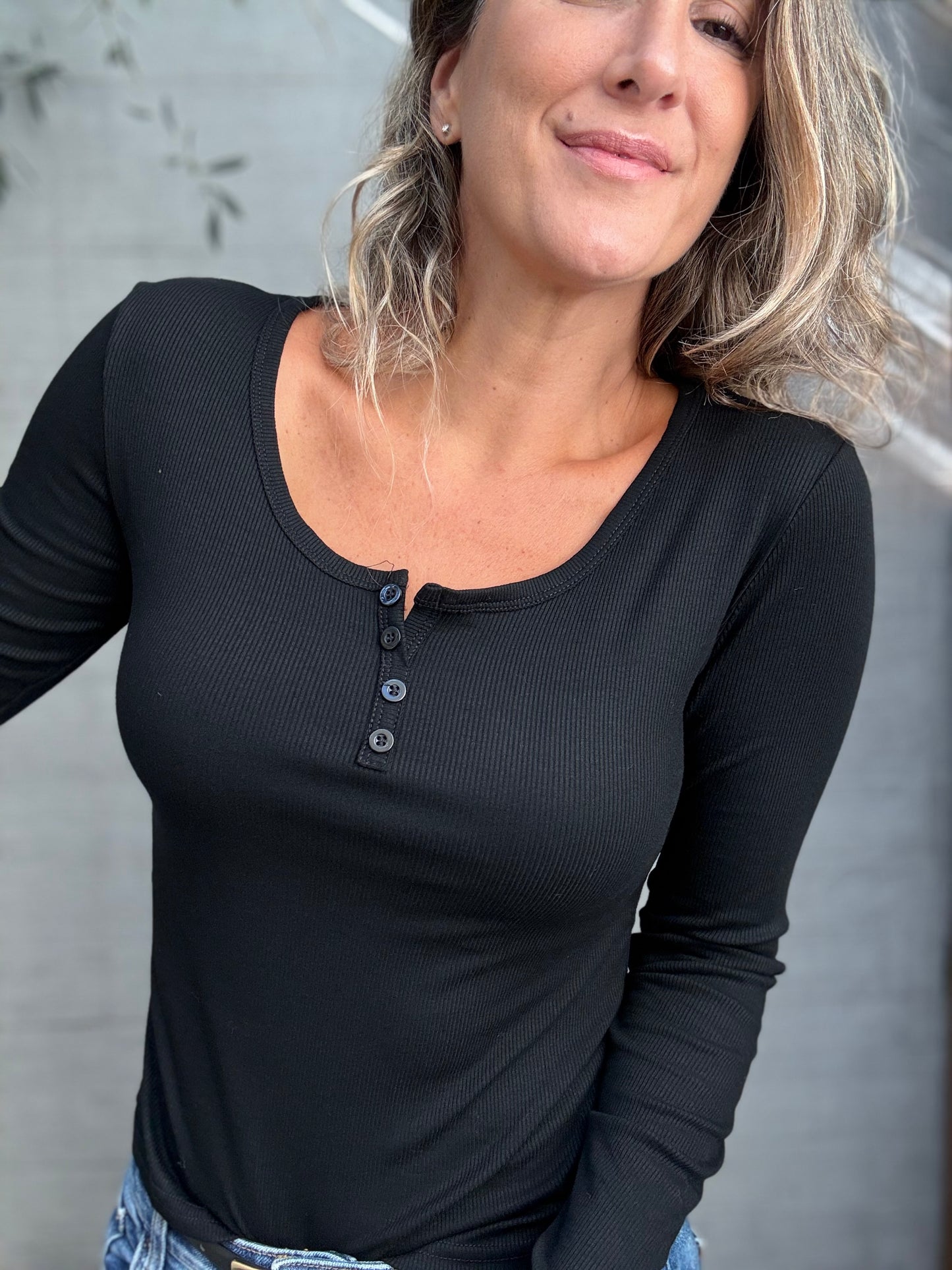 Polera básica botones negra