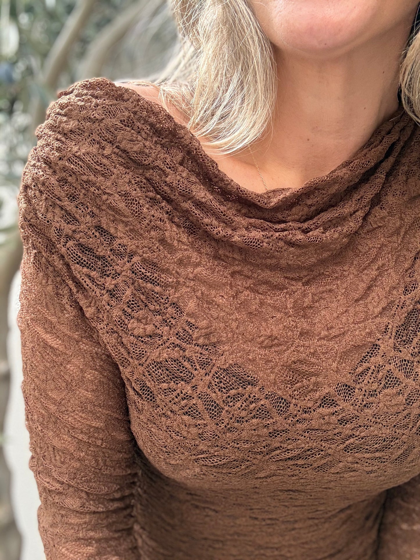 Polera encaje hombre café