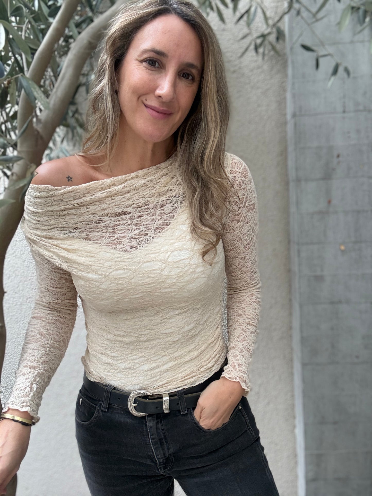 Polera encaje hombre beige