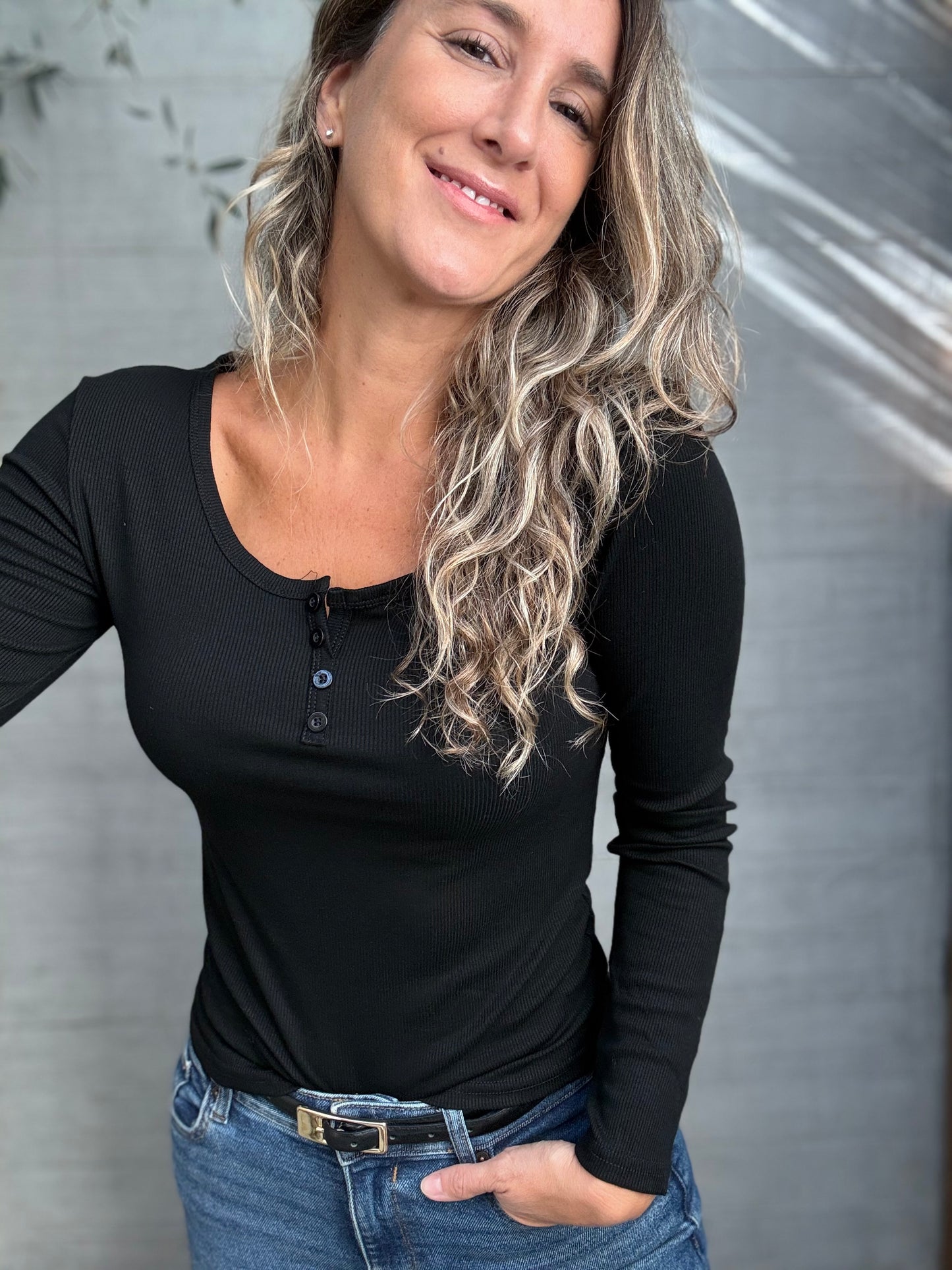 Polera básica botones negra