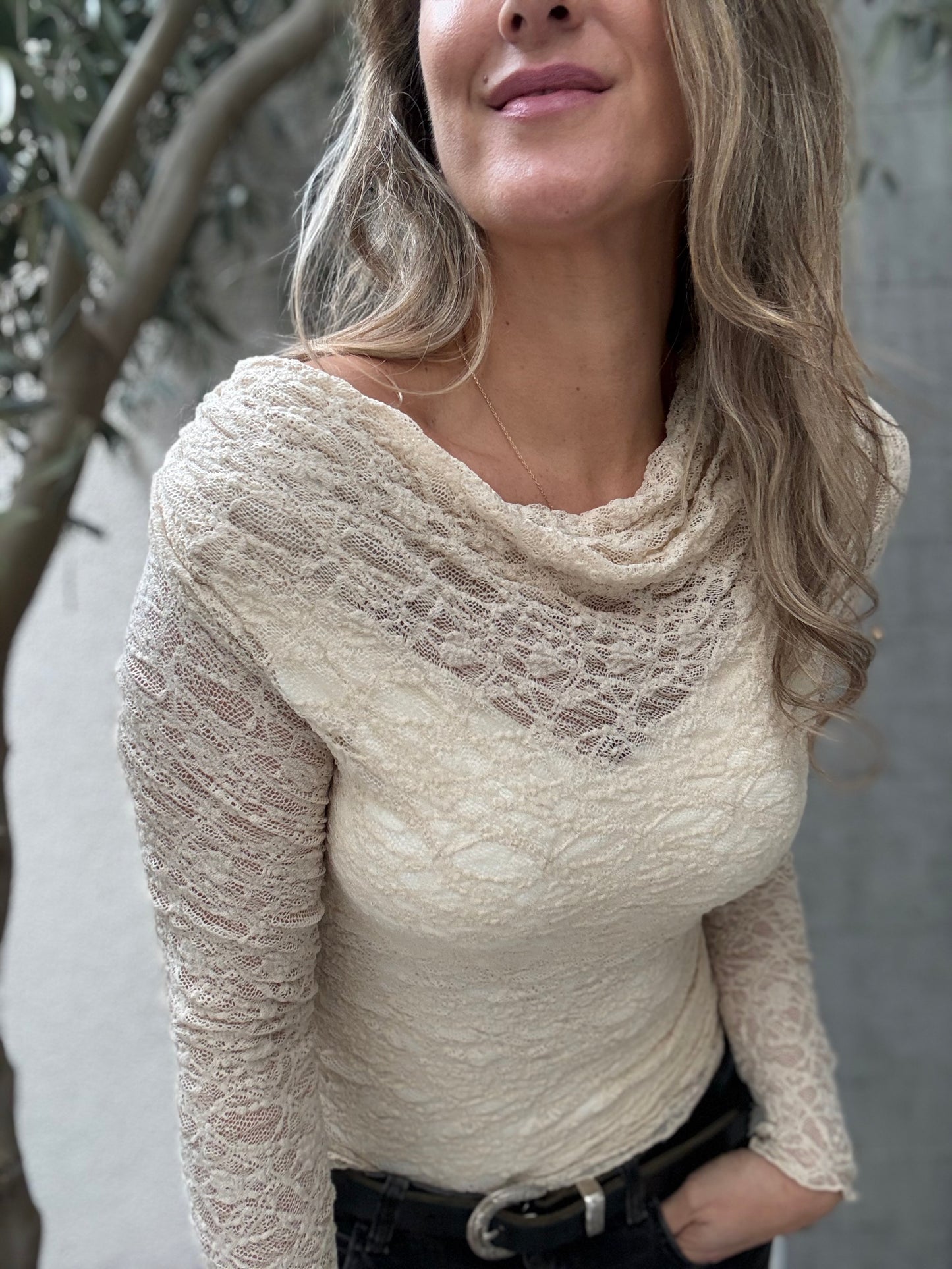 Polera encaje hombre beige