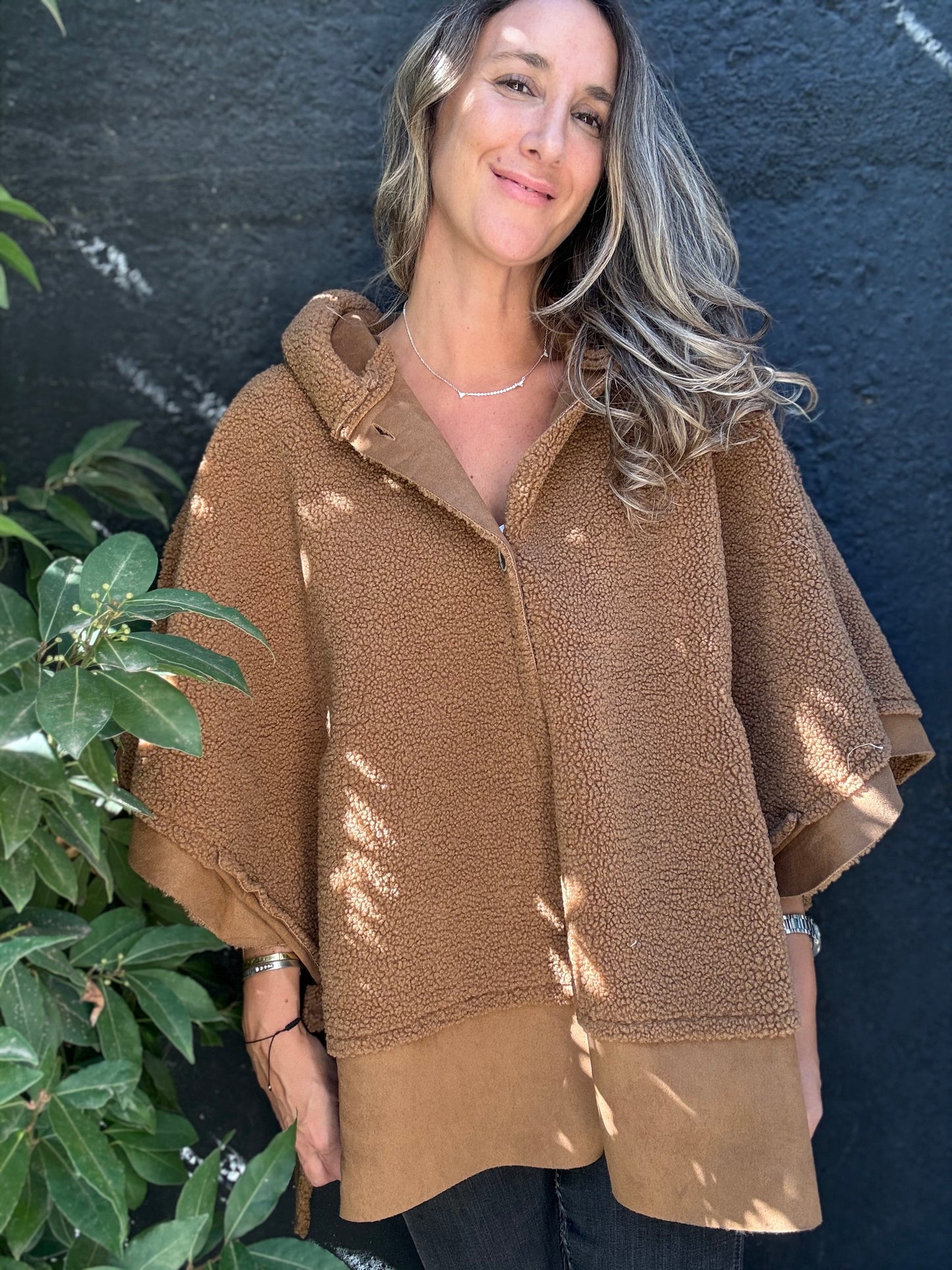 Poncho corderito camel