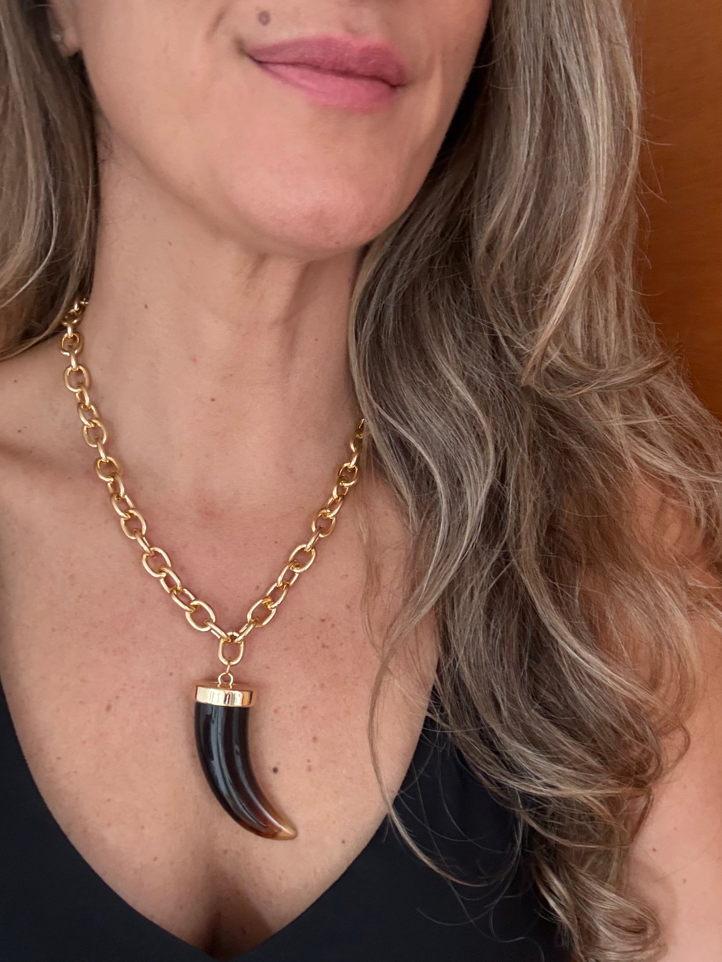 Collar cacho café