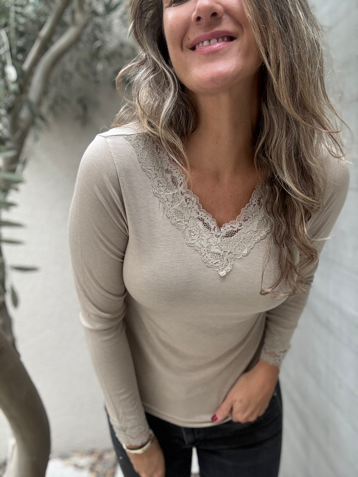 Polera encaje beige
