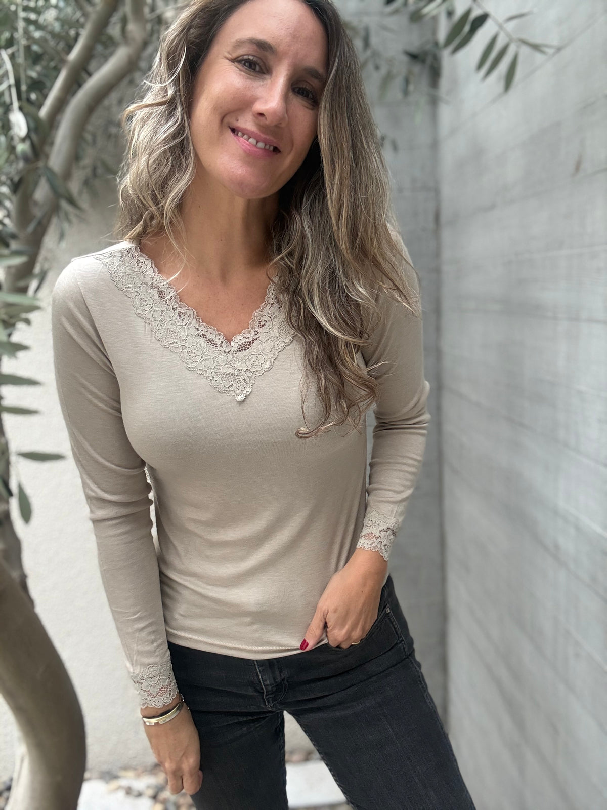 Polera encaje beige