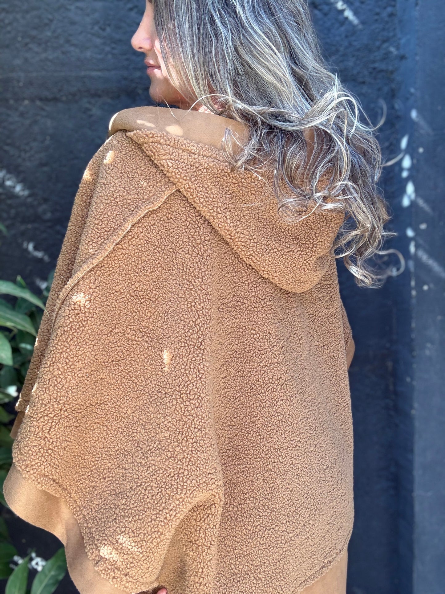 Poncho corderito camel