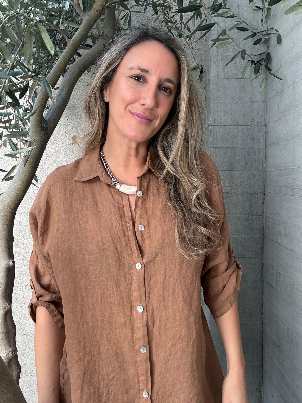 Blusa clásica 100% lino café
