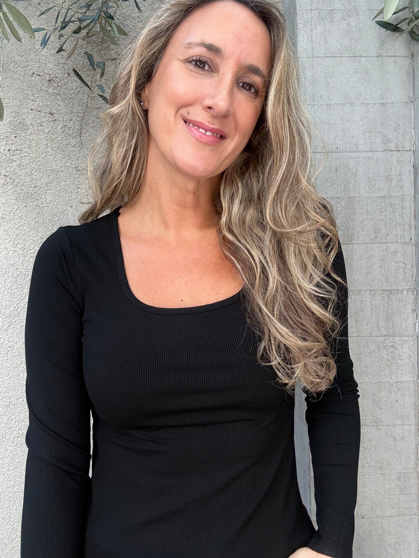 Polera básica acanalada negra