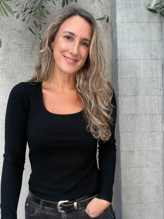 Polera básica acanalada negra