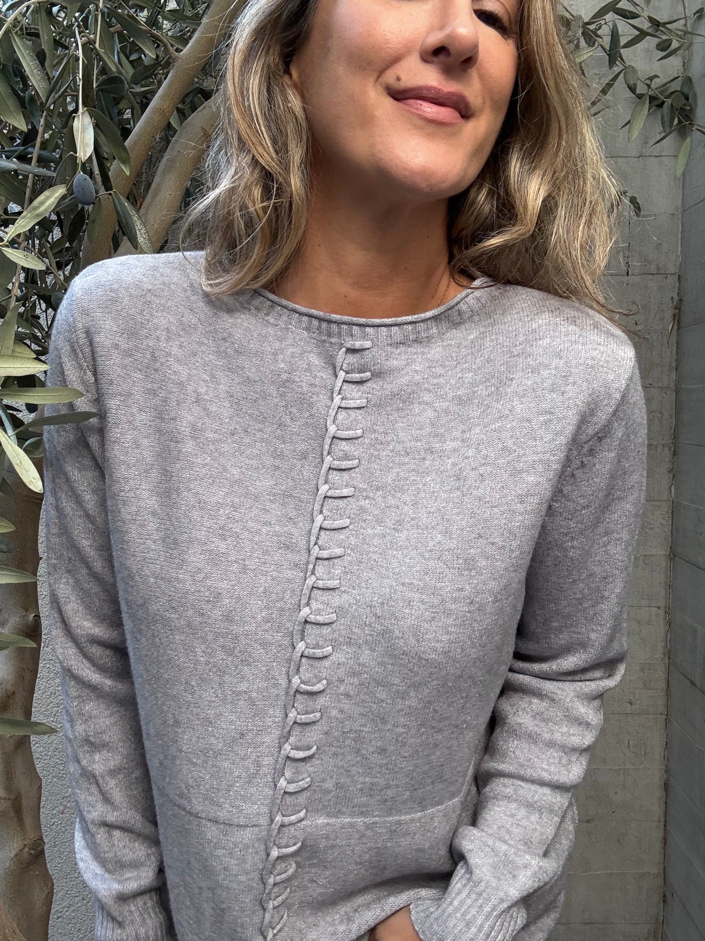 Sweater básico ribete gris