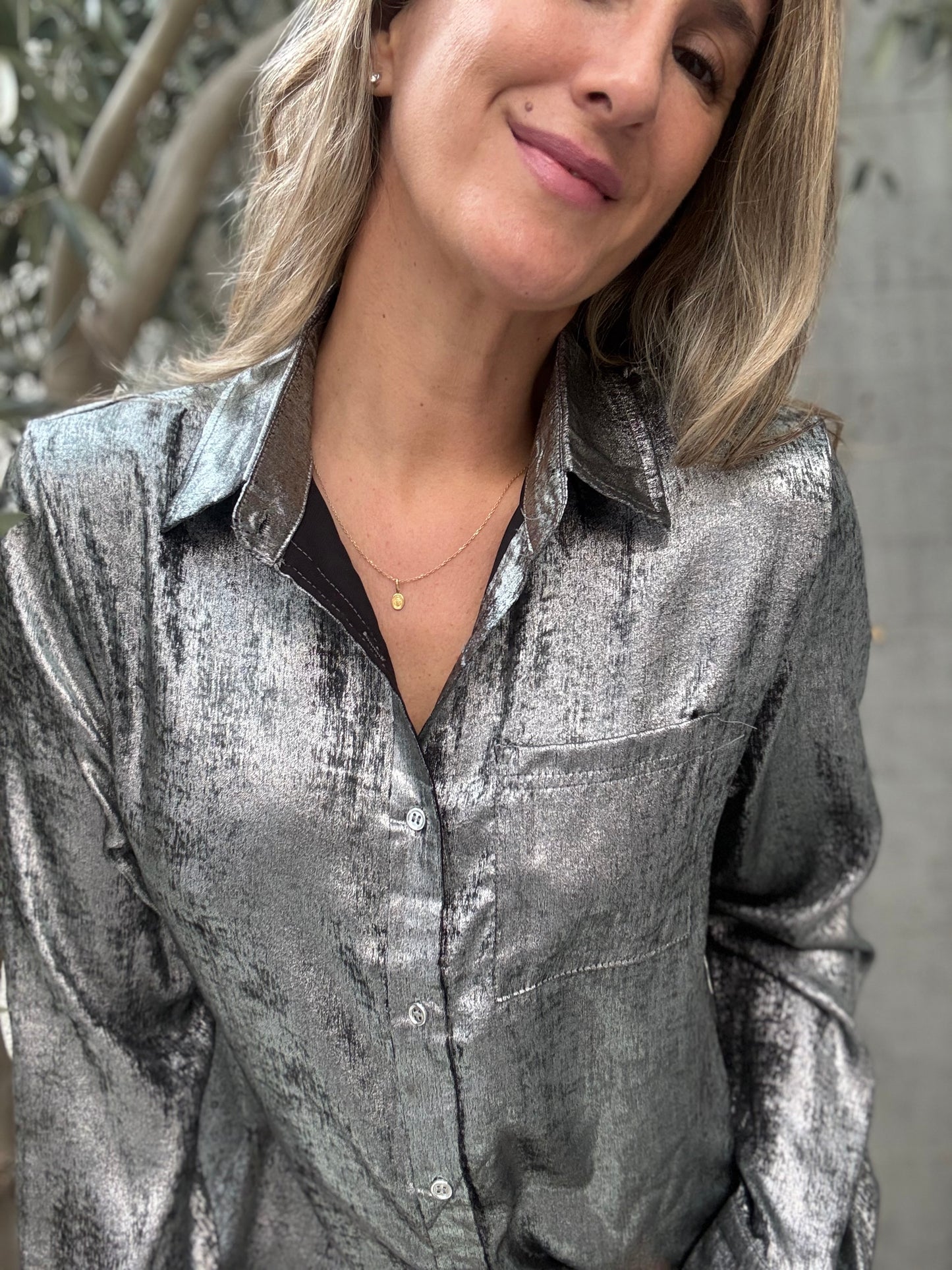 Blusa metalizada plateada