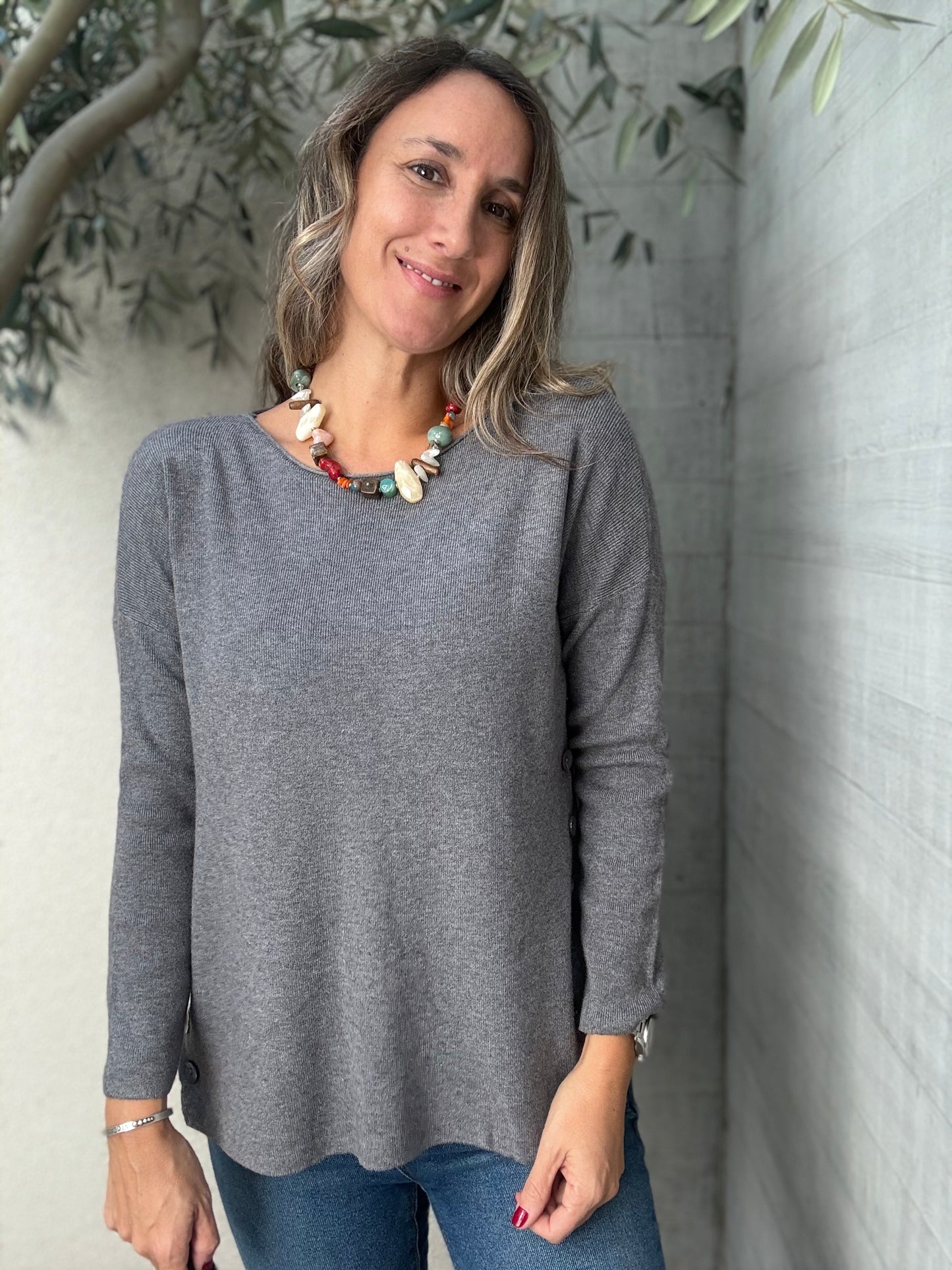 Sweater básico botones gris