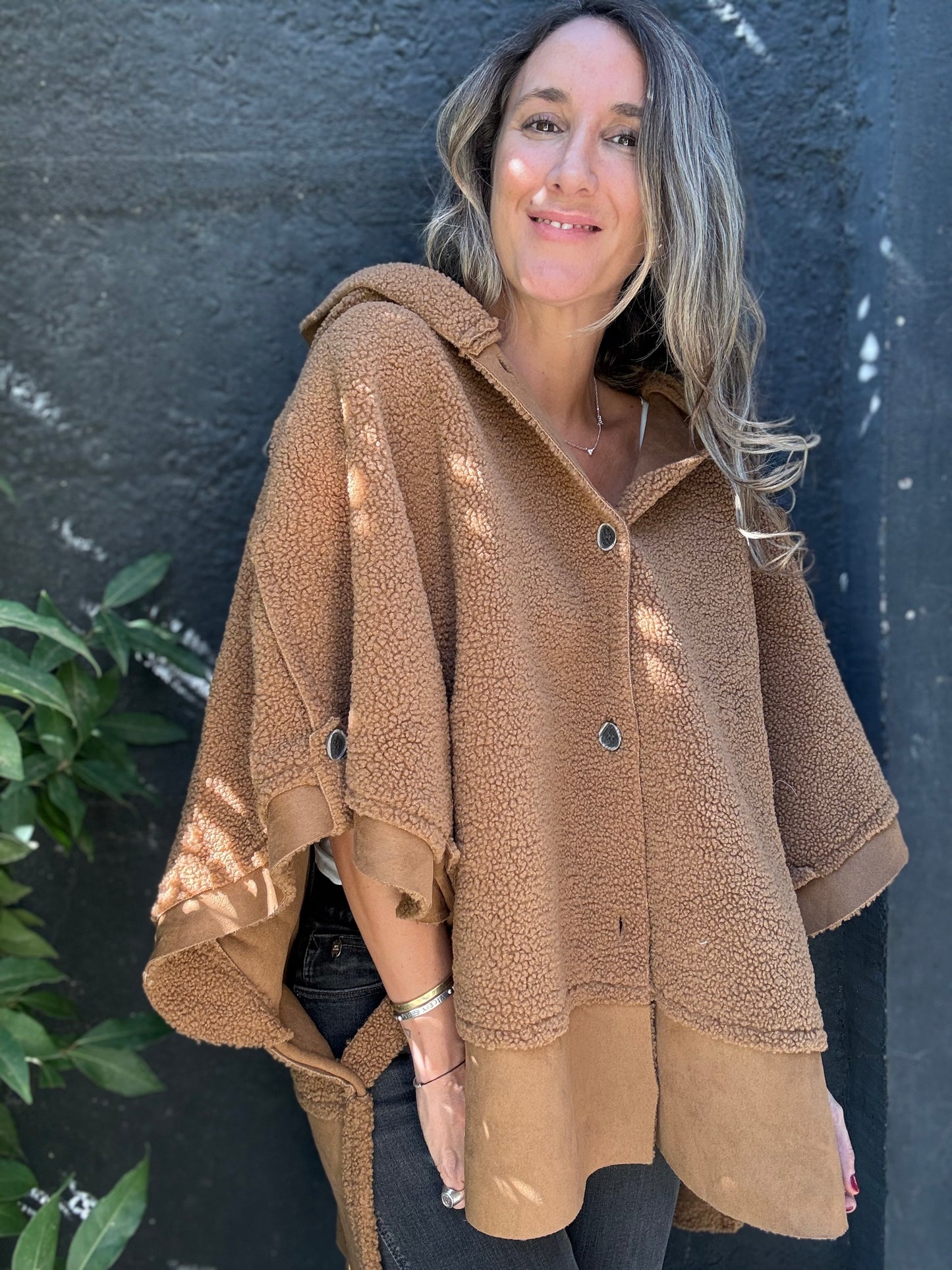 Poncho corderito camel