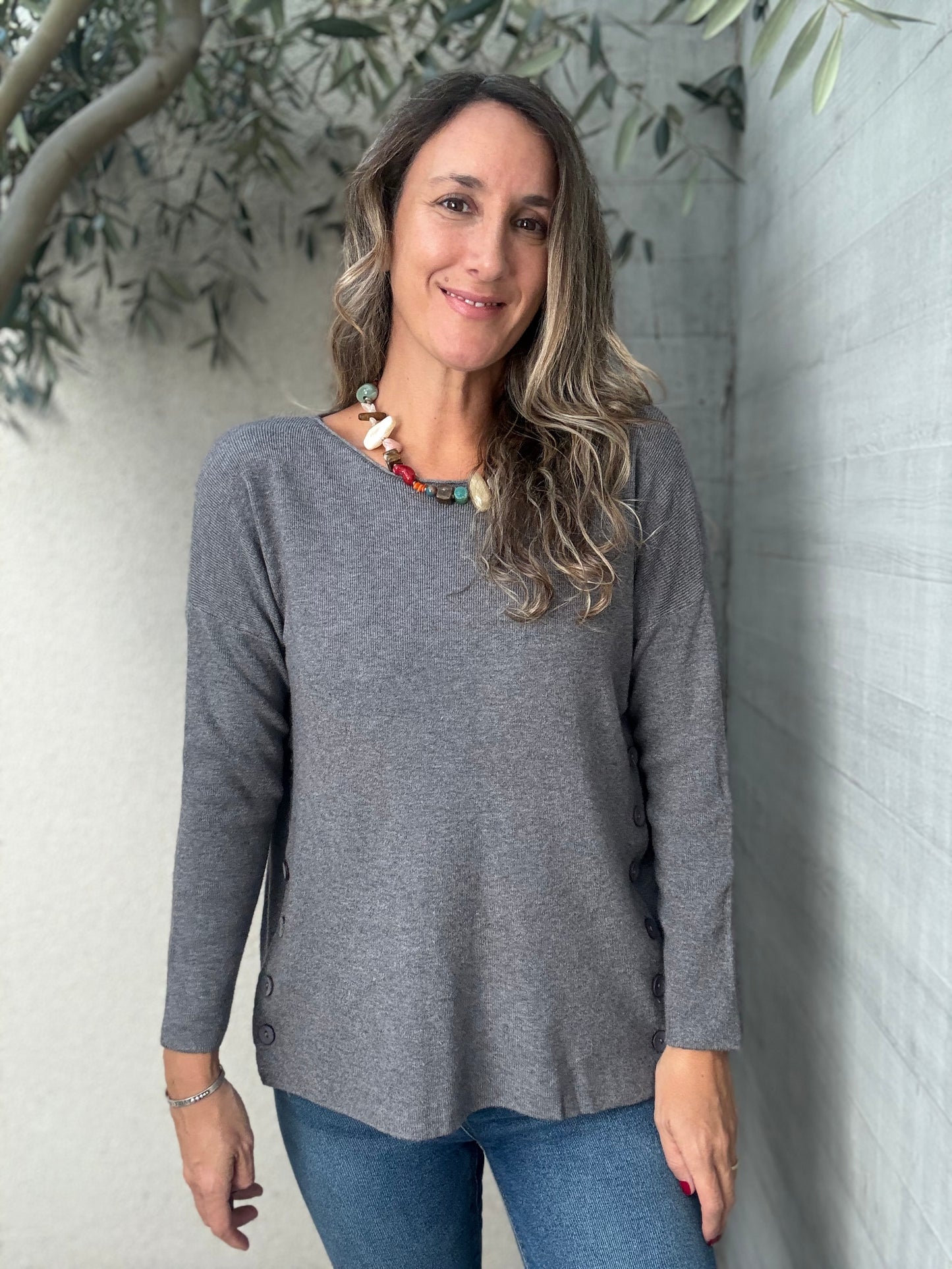 Sweater básico botones gris