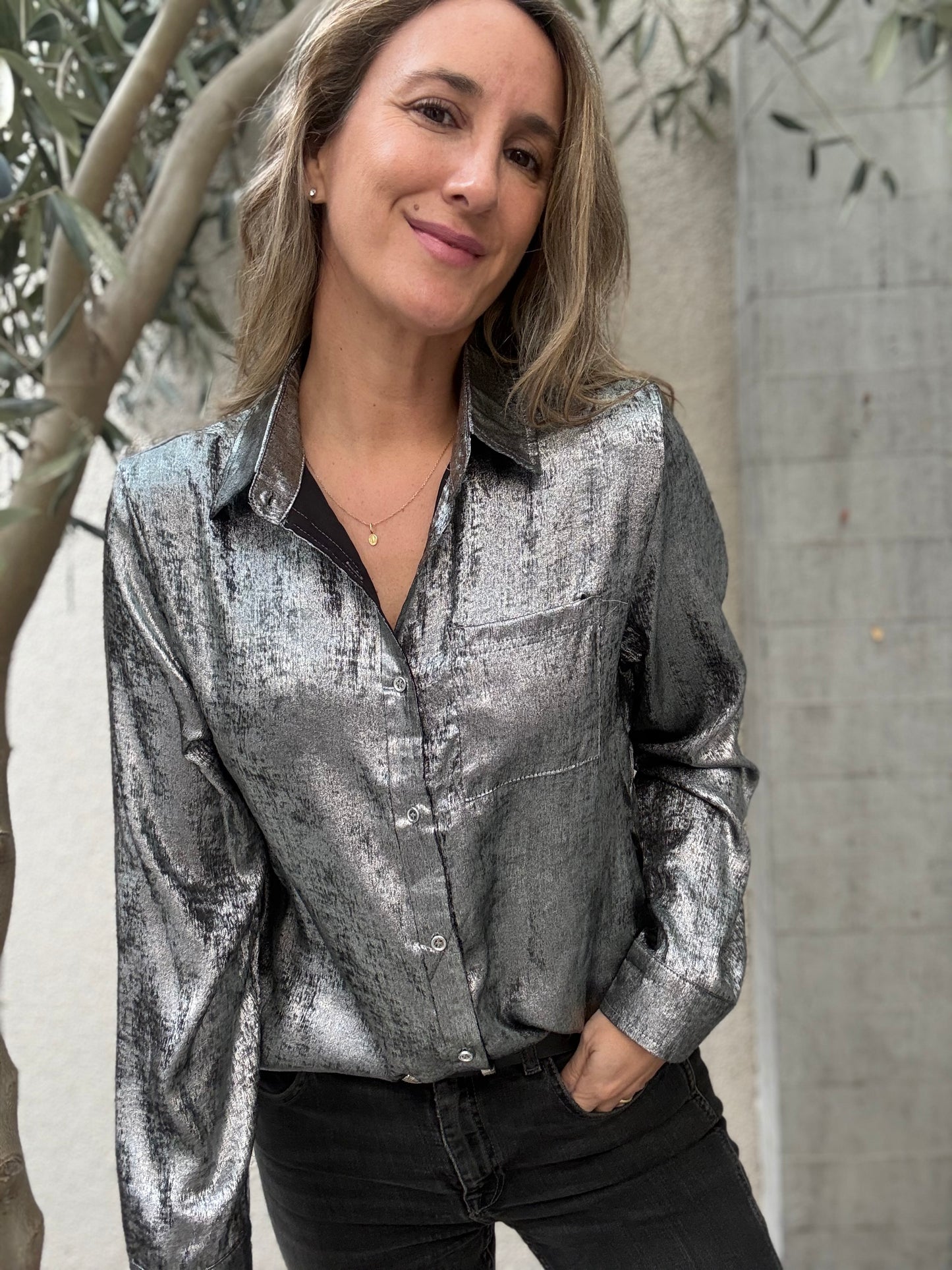 Blusa metalizada plateada