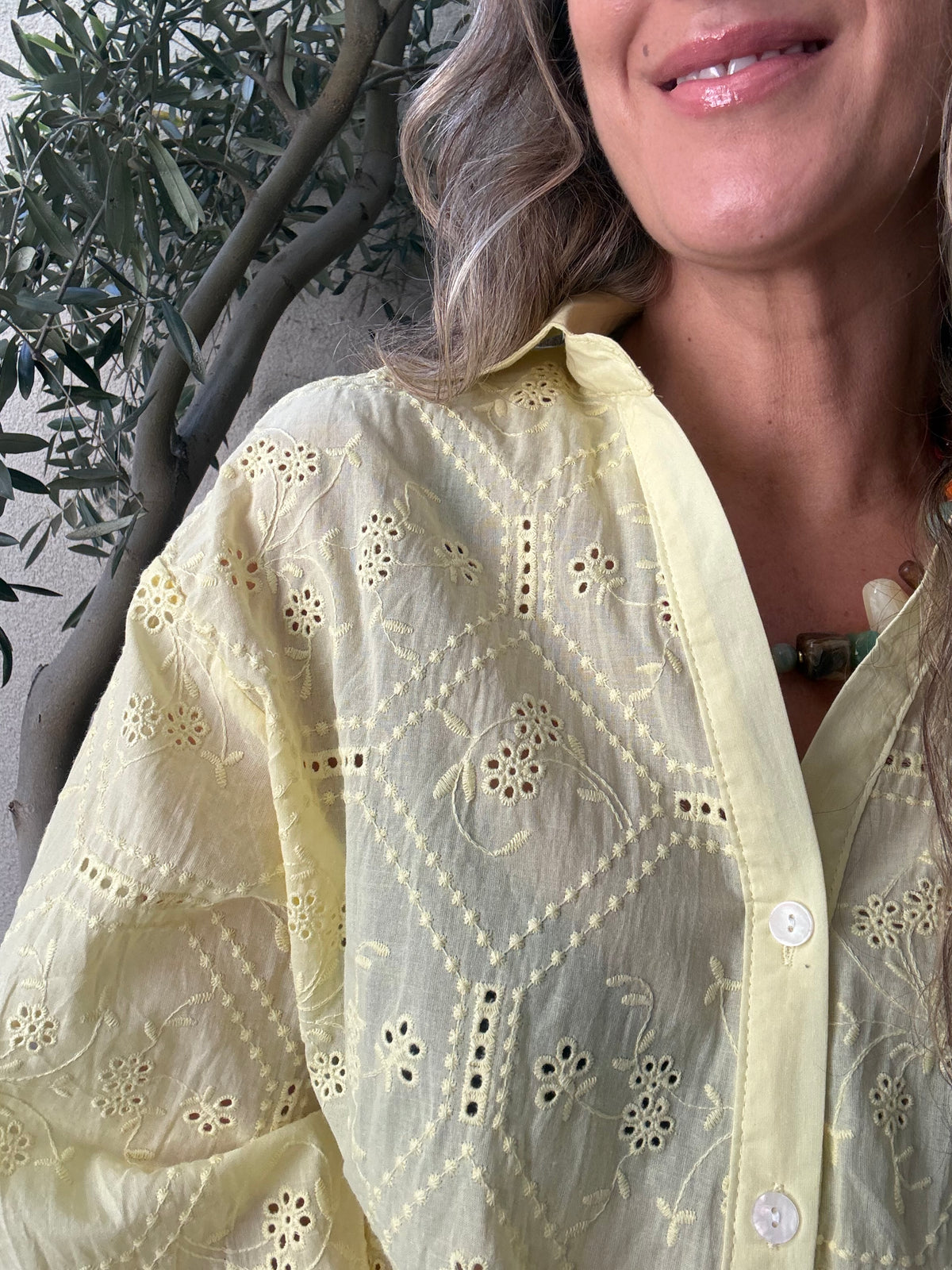 Blusa simple broderie amarilla