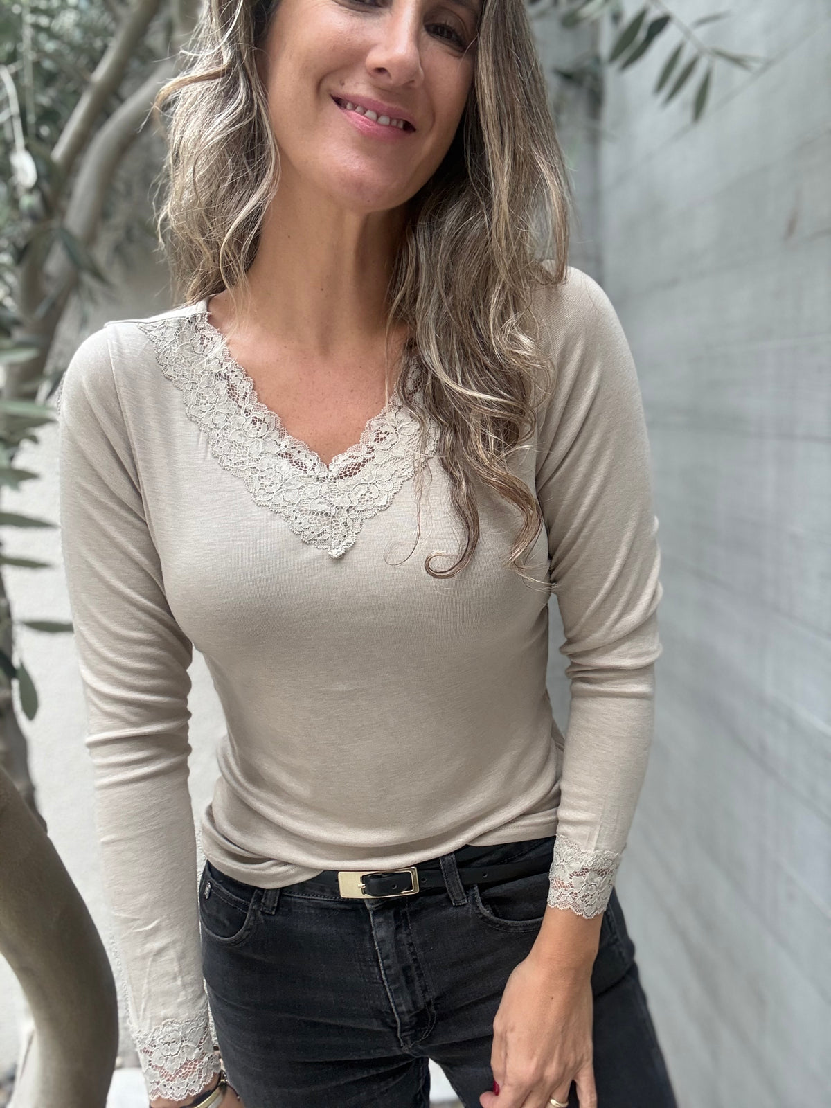 Polera encaje beige