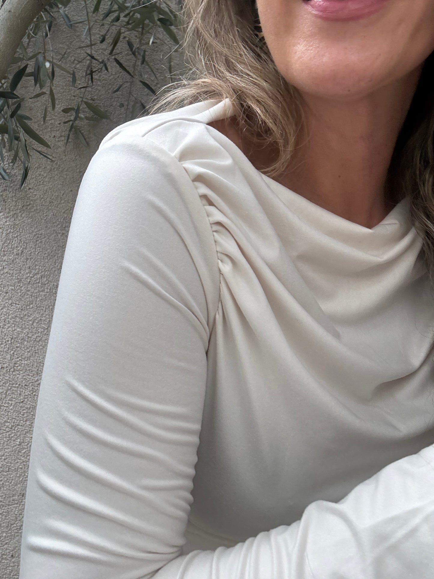 Polera drapeada blanca