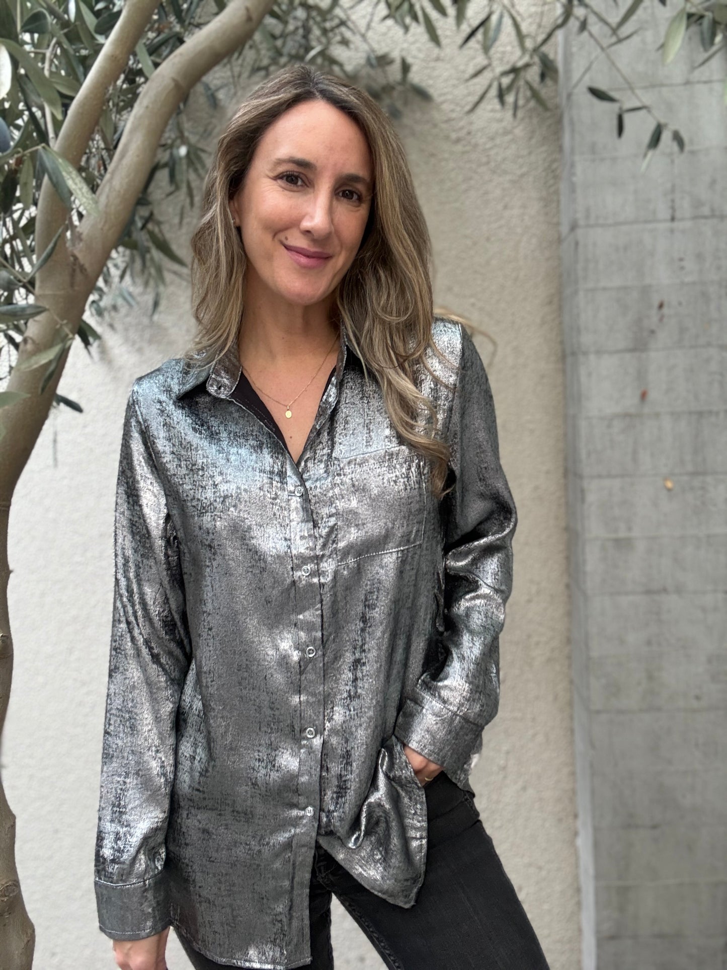 Blusa metalizada plateada