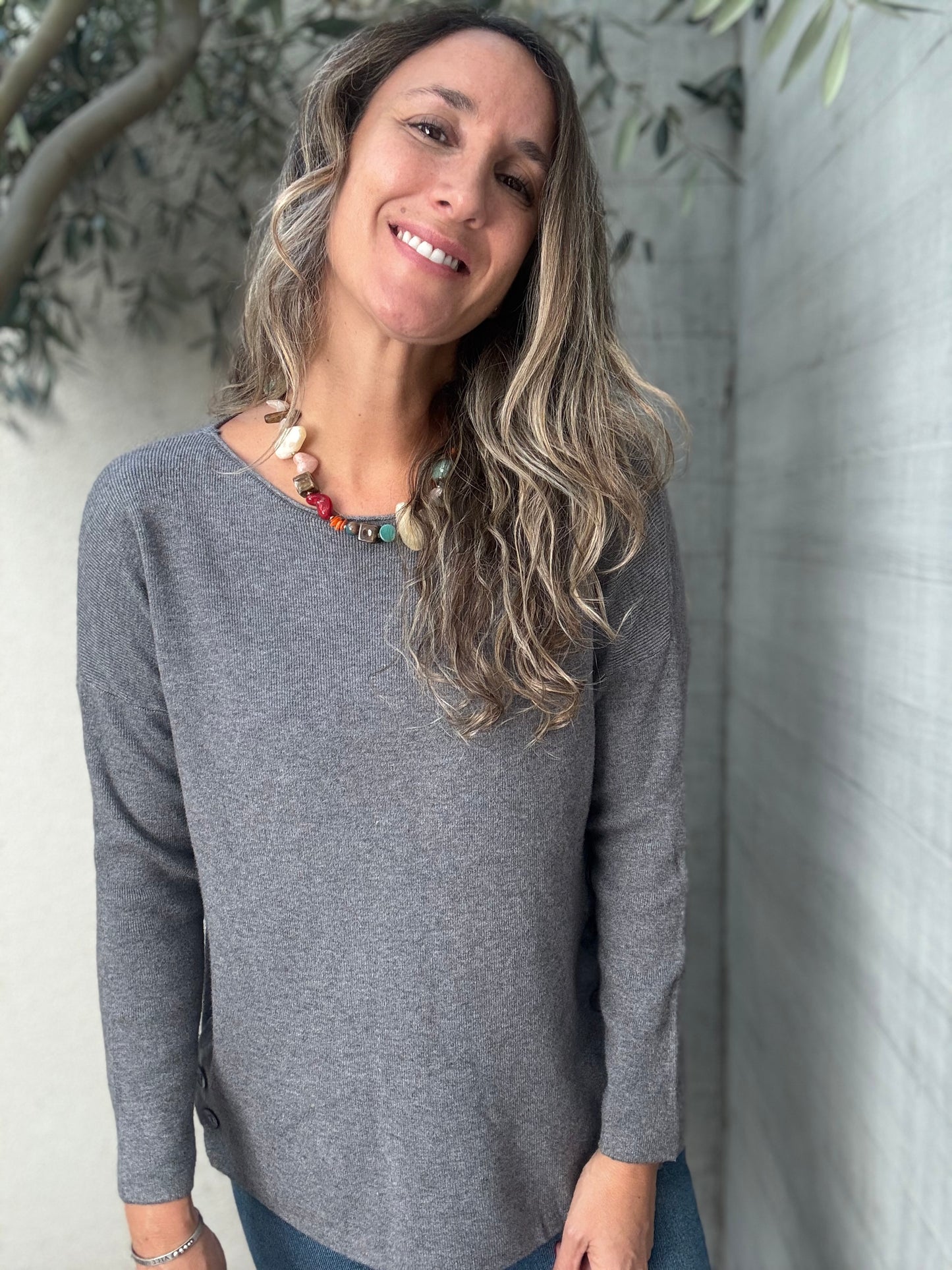 Sweater básico botones gris