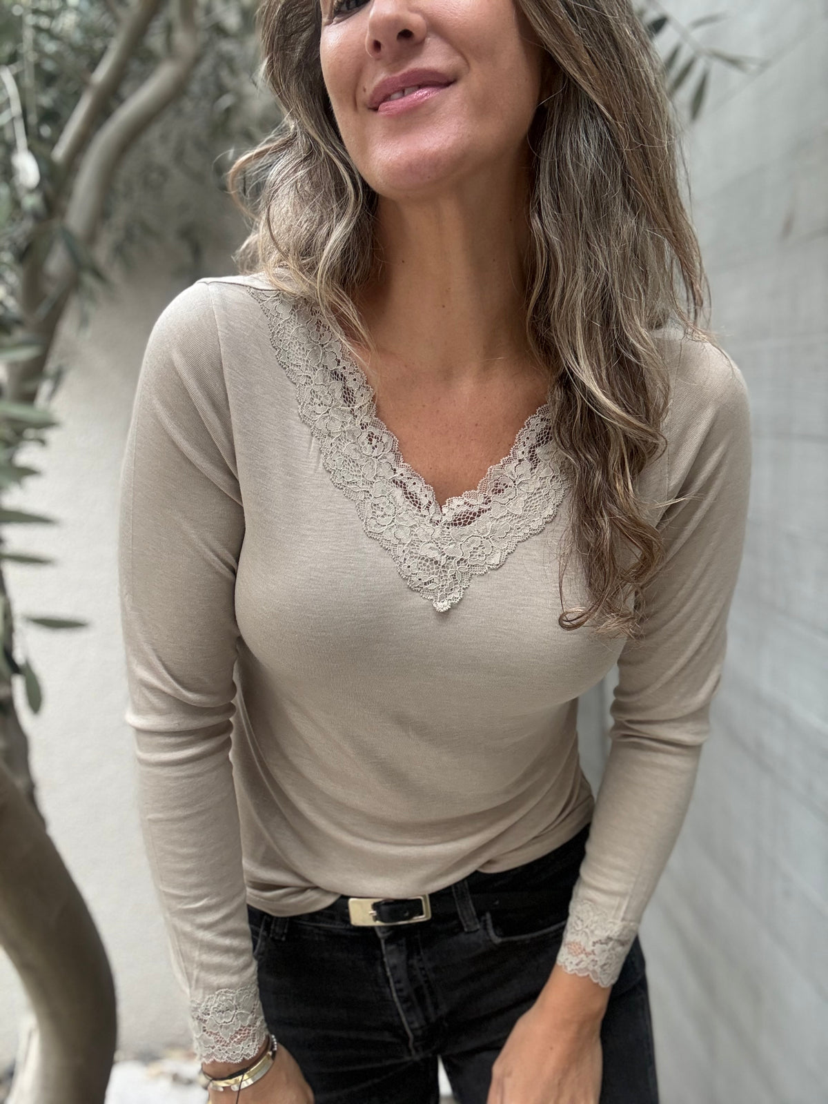 Polera encaje beige