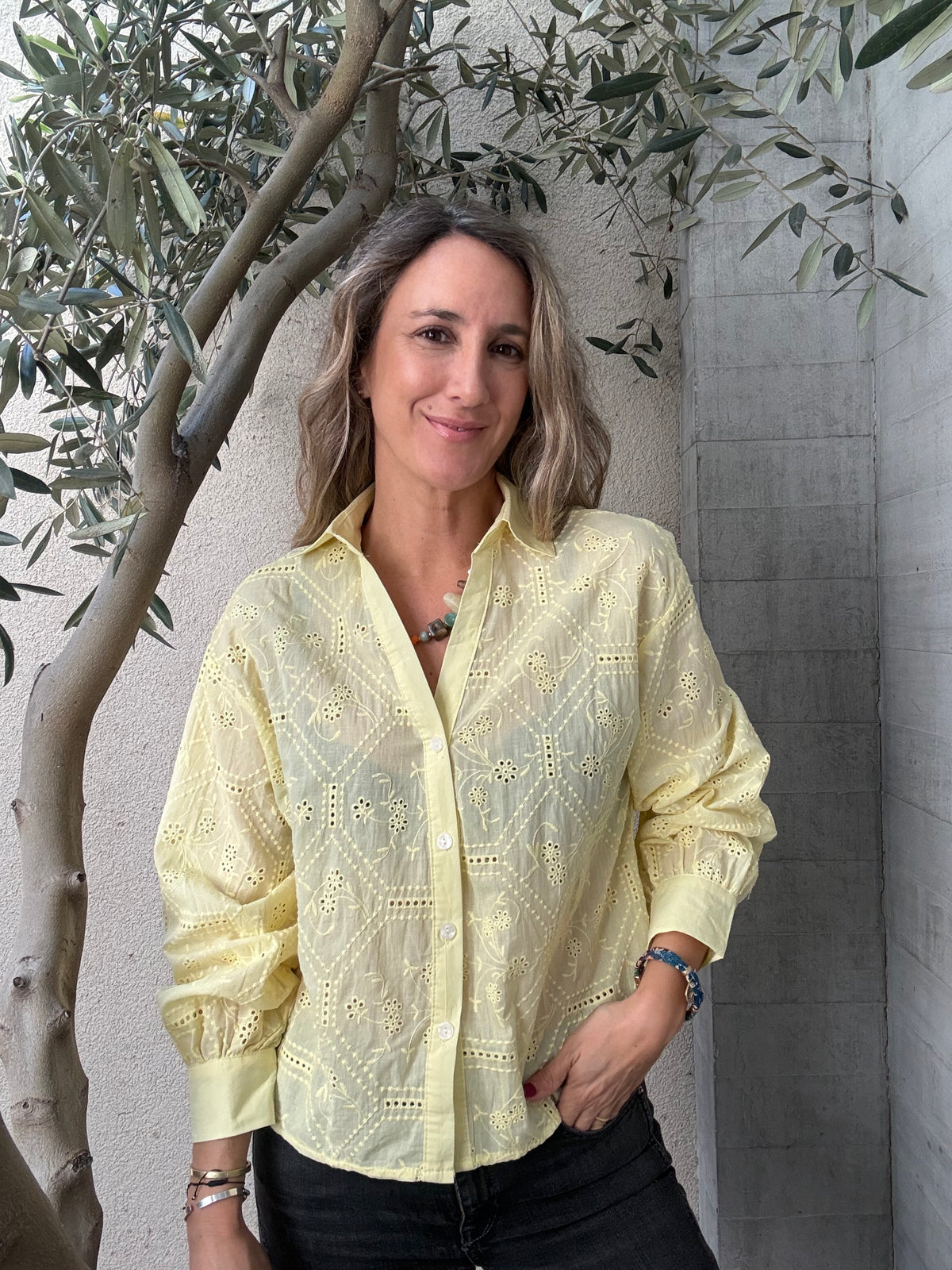 Blusa simple broderie amarilla