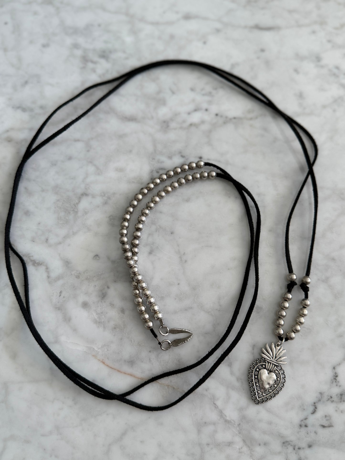 Collar gamuza sagrado