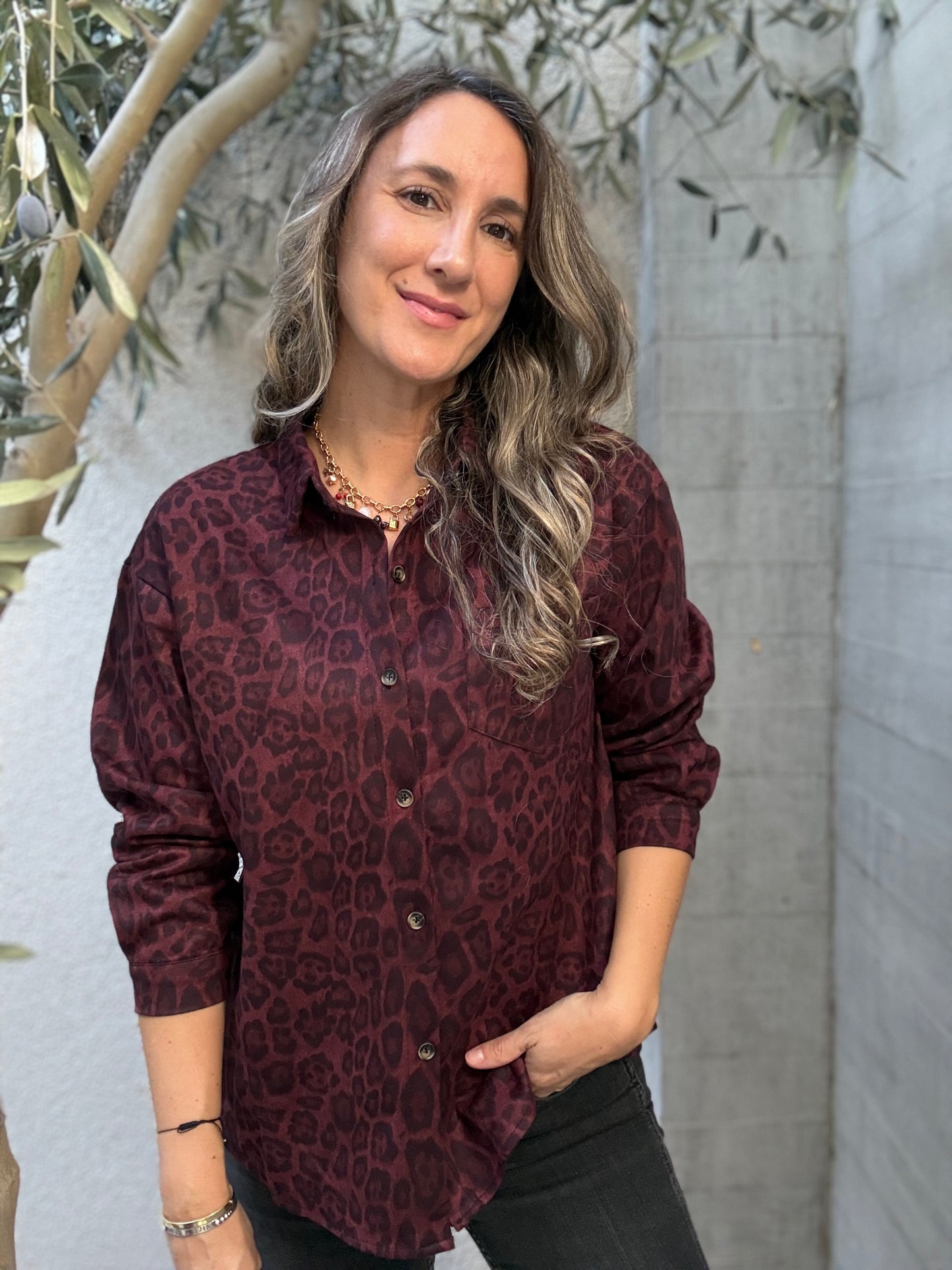 Blusa suede print burdeo