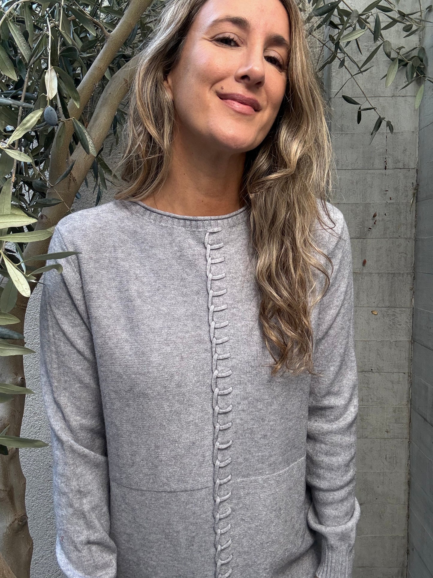 Sweater básico ribete gris