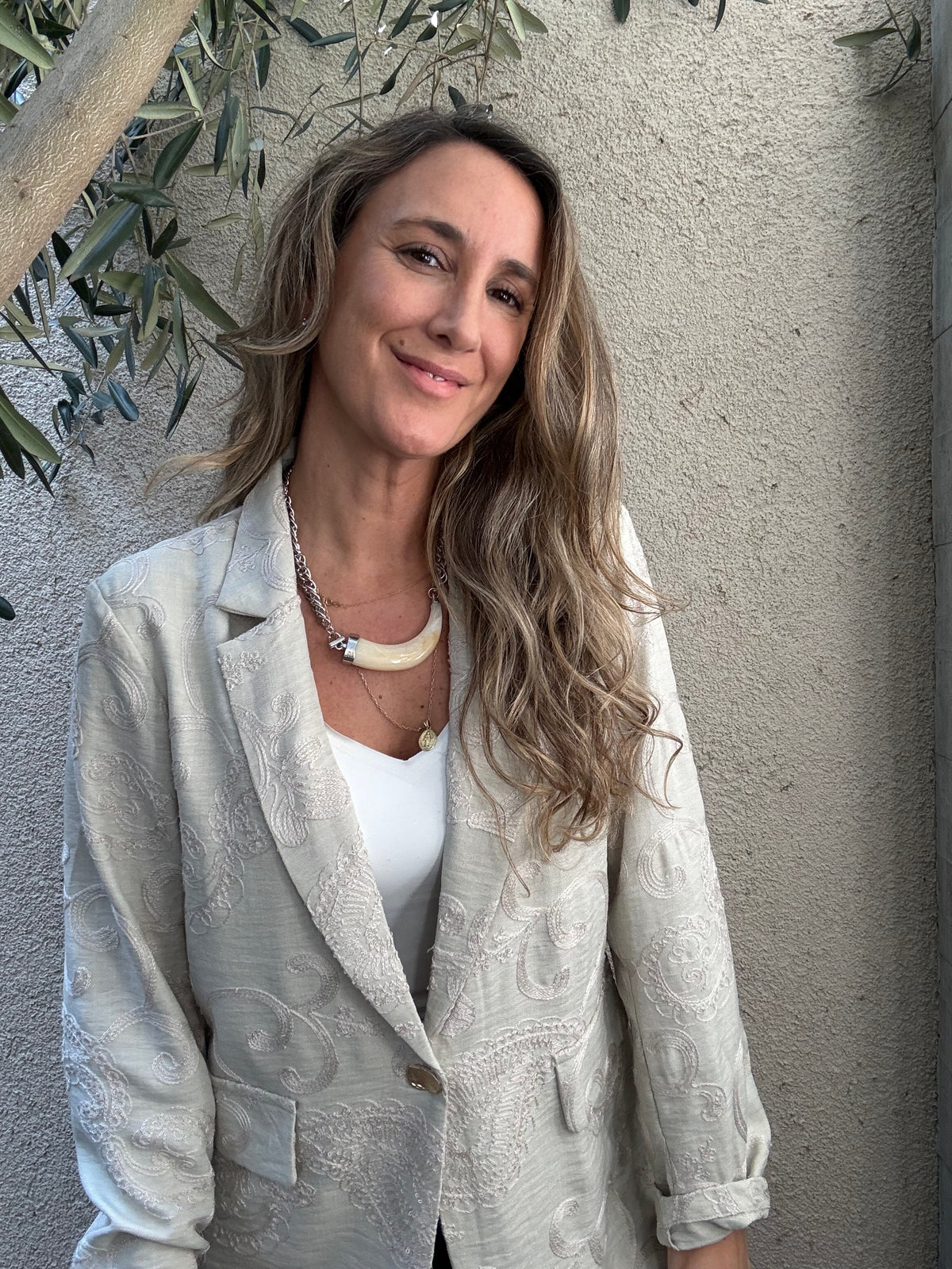 Blazer bordado beige