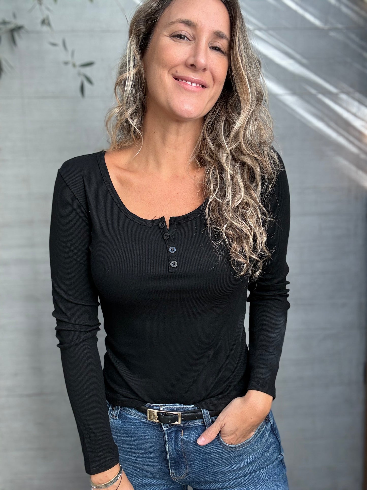 Polera básica botones negra
