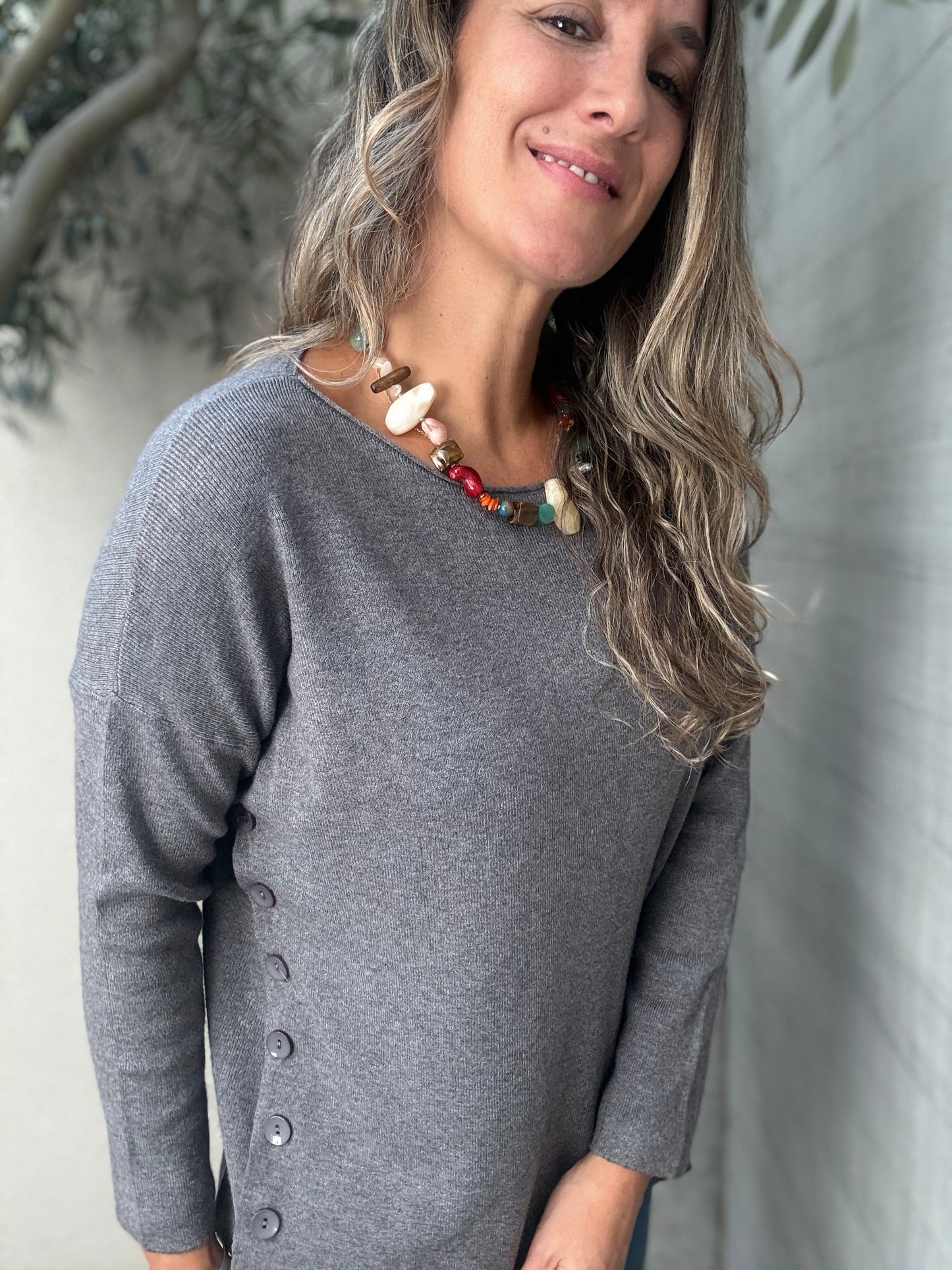 Sweater básico botones gris
