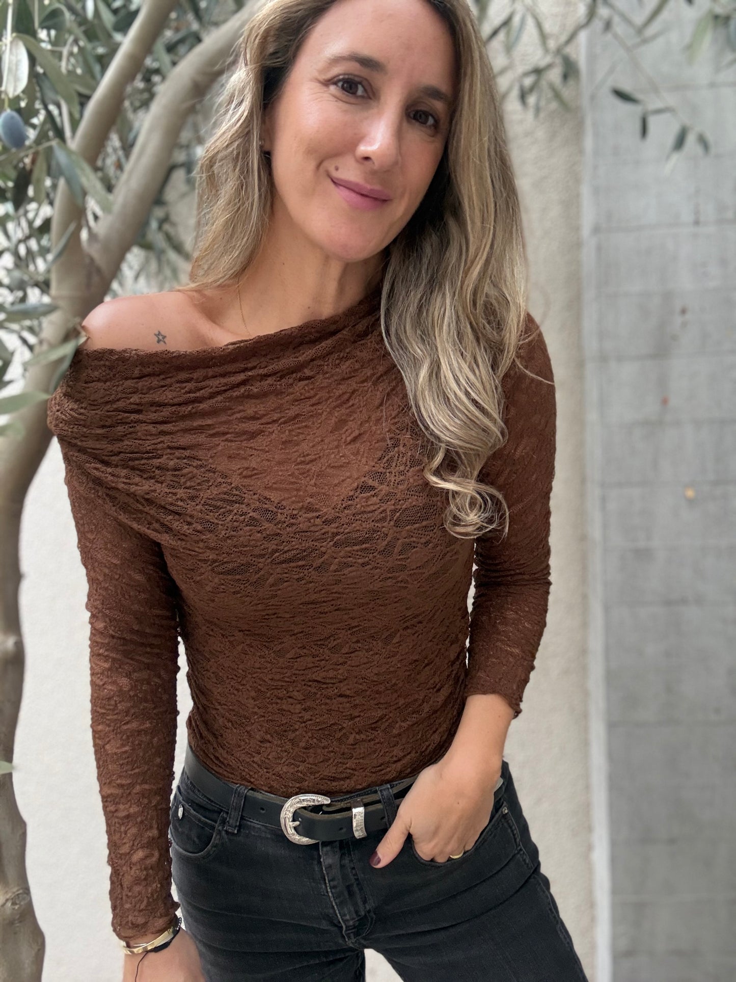 Polera encaje hombre café
