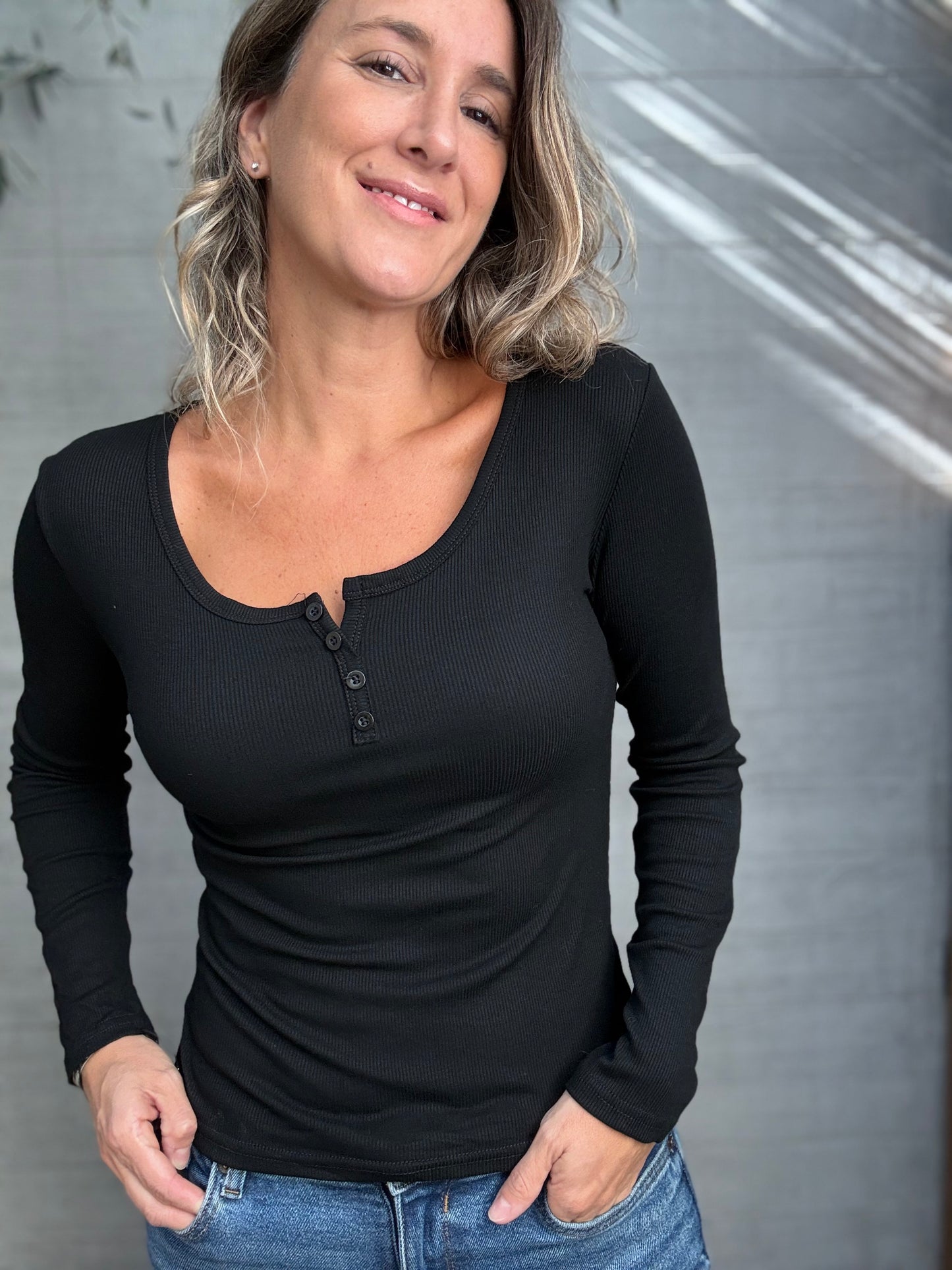 Polera básica botones negra