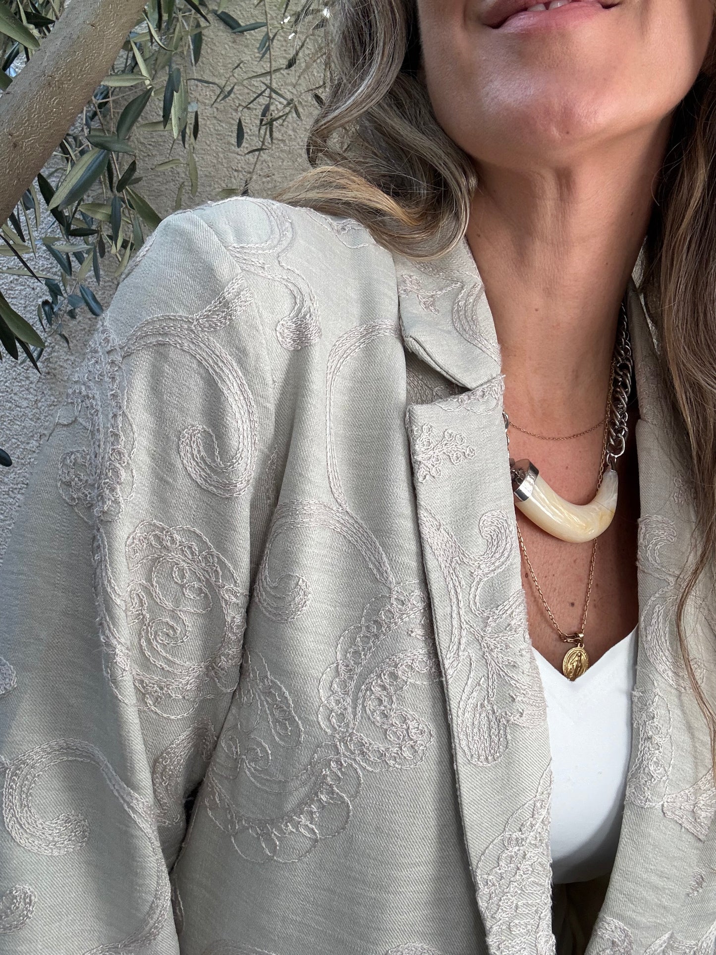 Blazer bordado beige