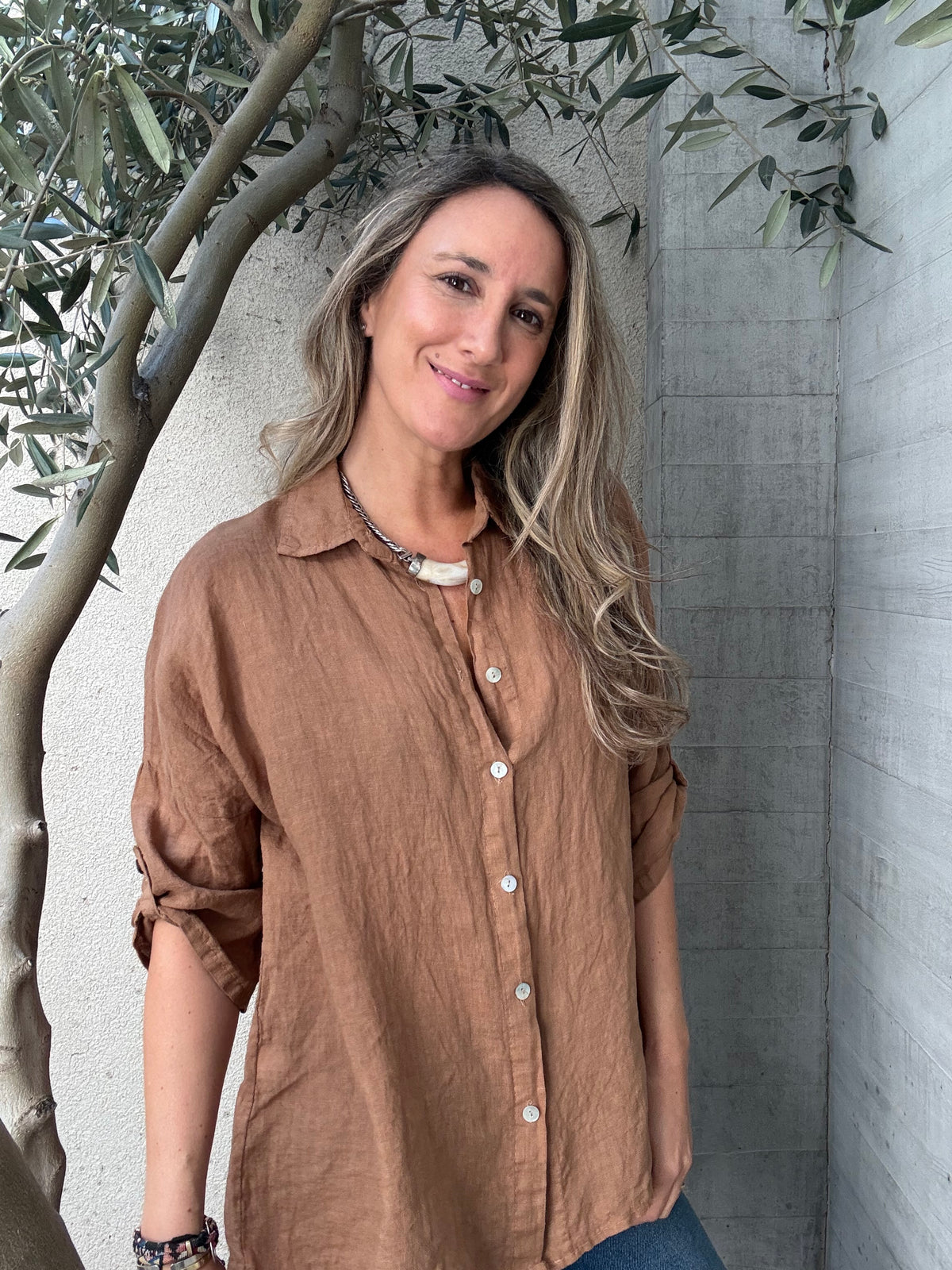 Blusa clásica 100% lino café