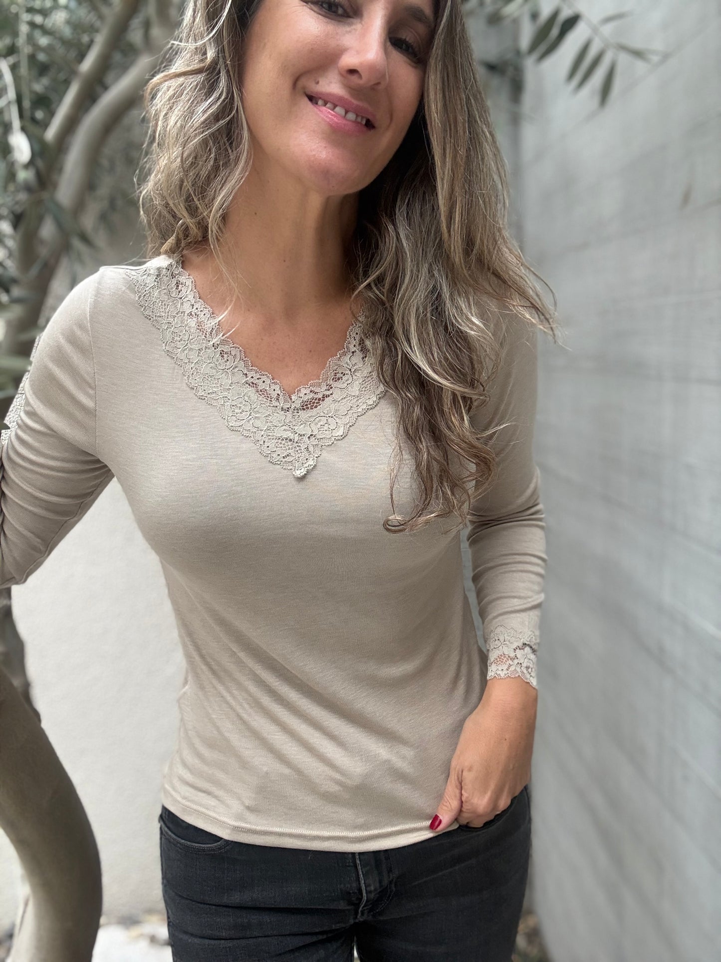 Polera encaje beige