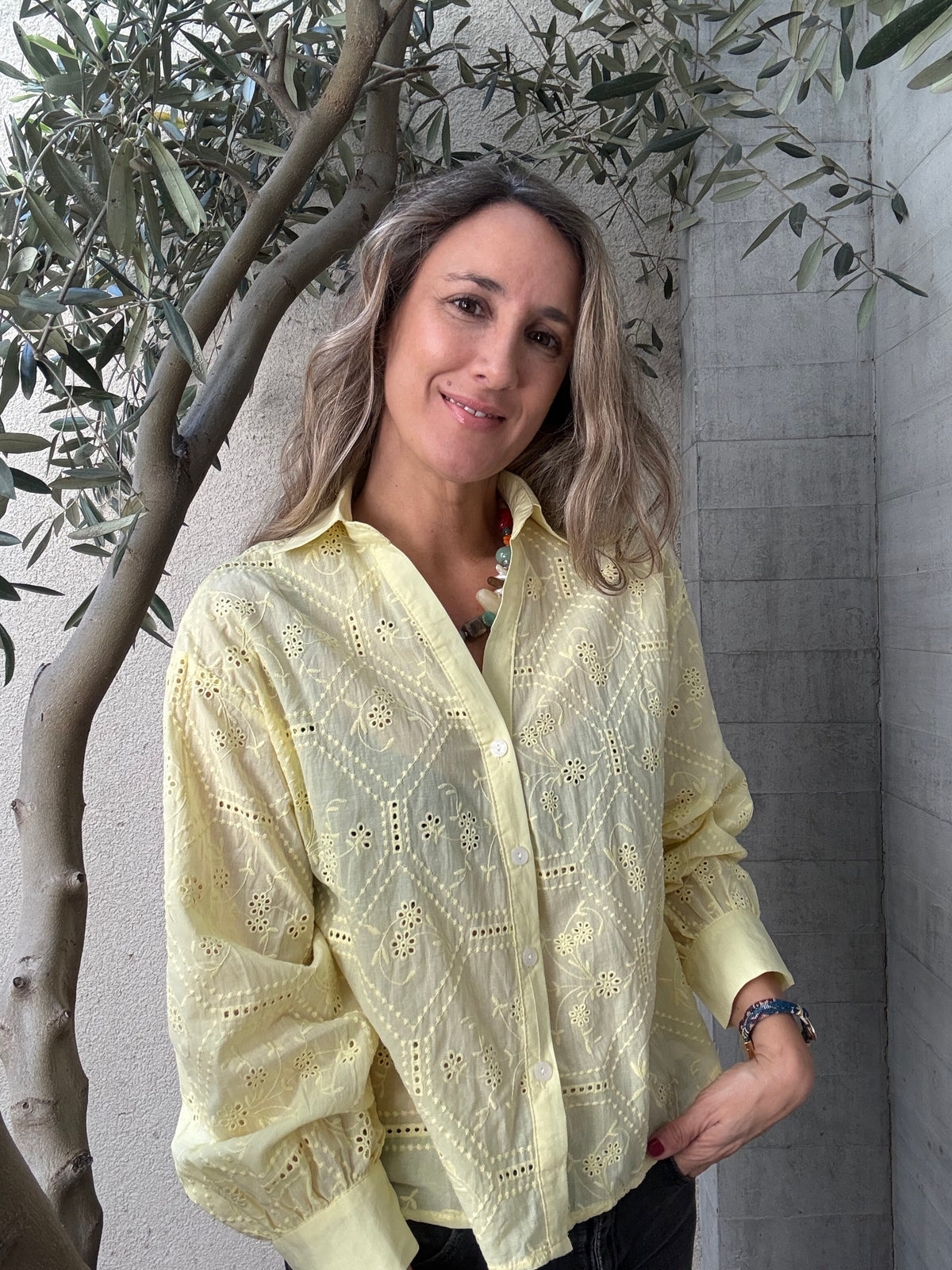 Blusa simple broderie amarilla